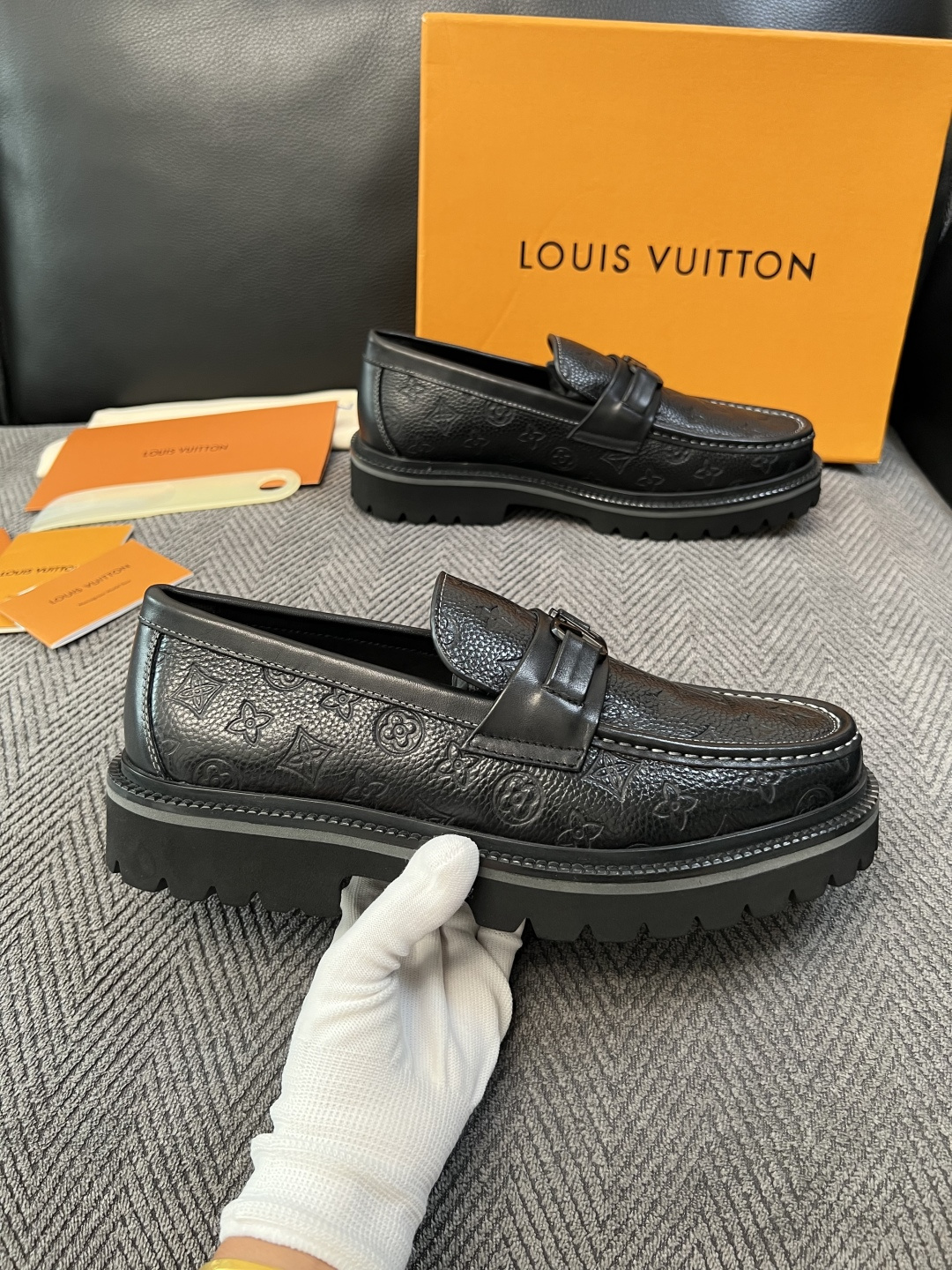 Lv  高品质  顶级代购  路易威登 皮鞋专柜同步，鞋面意大利进口，进口水染牛皮内里，鞋底：原厂特供原版底，原厂跟单货