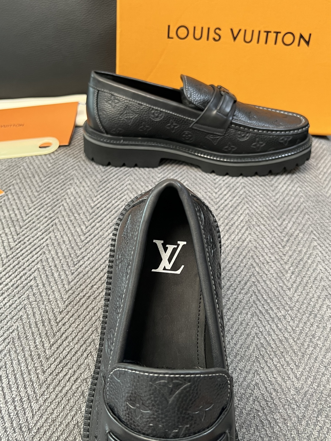 Lv  高品质  顶级代购  路易威登 皮鞋专柜同步，鞋面意大利进口，进口水染牛皮内里，鞋底：原厂特供原版底，原厂跟单货