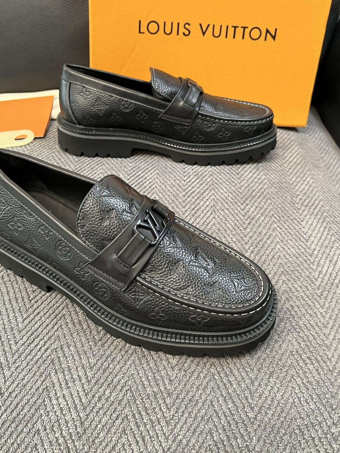 Lv  高品质  顶级代购  路易威登 皮鞋专柜同步，鞋面意大利进口，进口水染牛皮内里，鞋底：原厂特供原版底，原厂跟单货