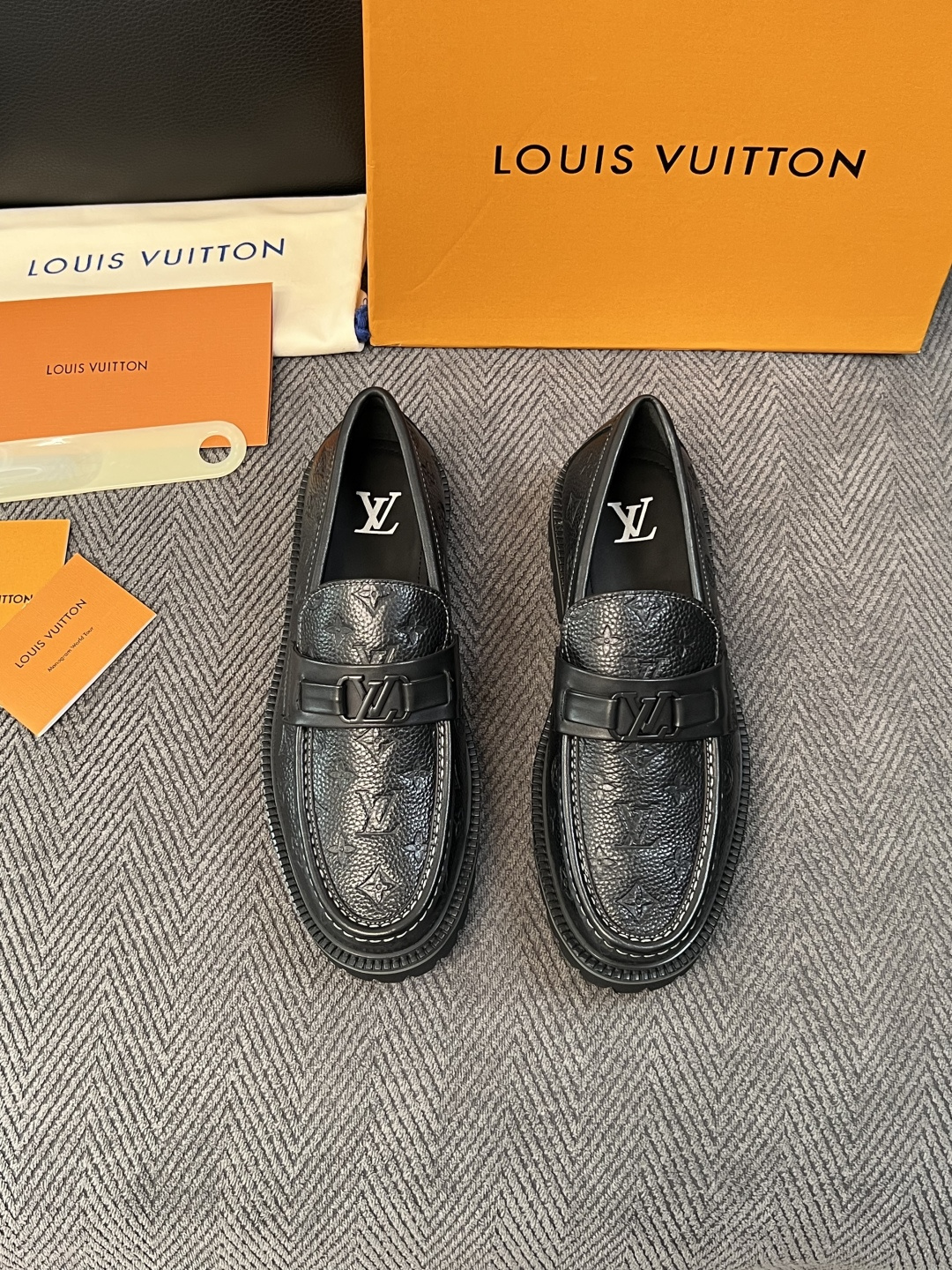 Lv  高品质  顶级代购  路易威登 皮鞋专柜同步，鞋面意大利进口，进口水染牛皮内里，鞋底：原厂特供原版底，原厂跟单货