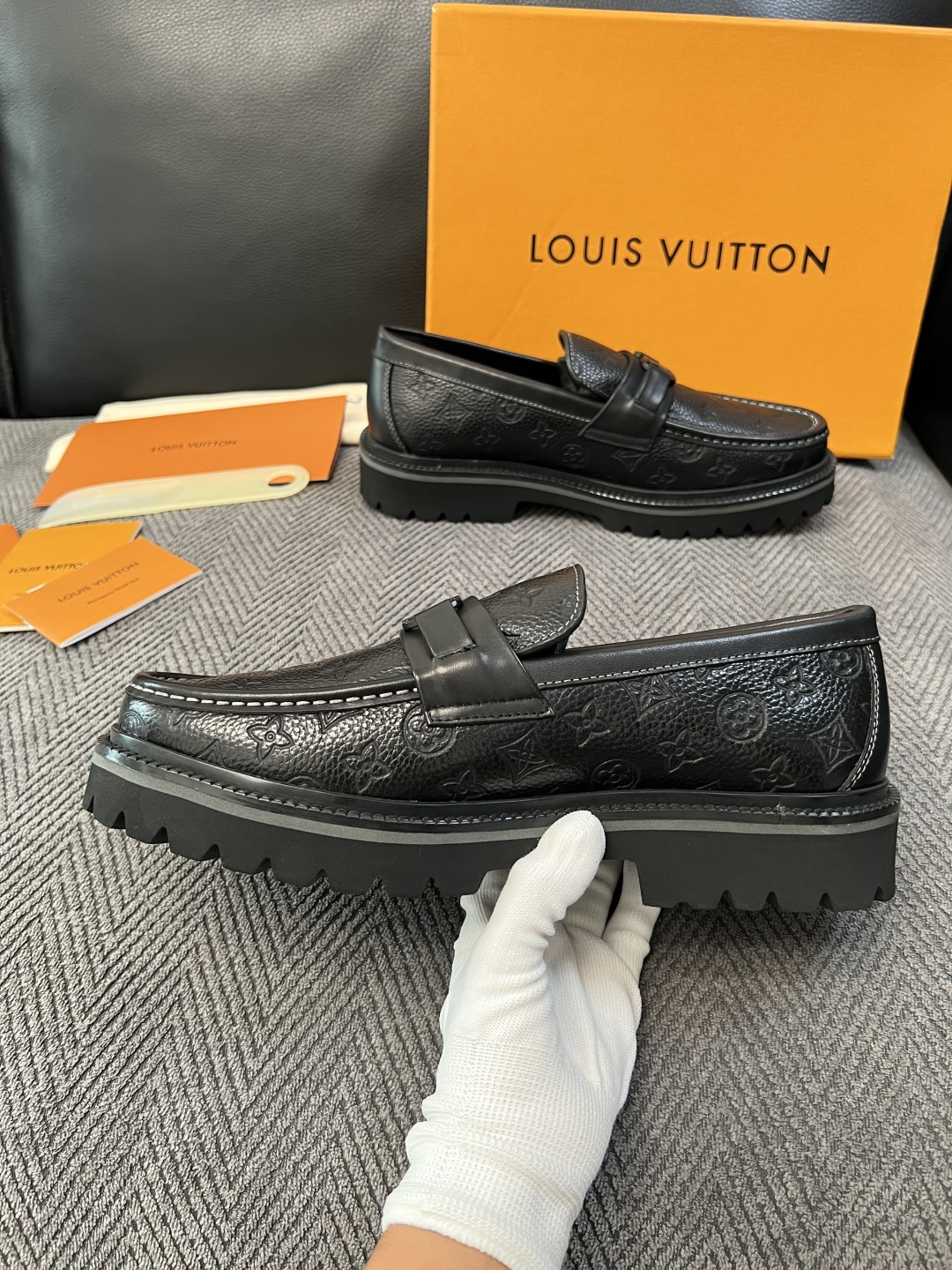 Lv  高品质  顶级代购  路易威登 皮鞋专柜同步，鞋面意大利进口，进口水染牛皮内里，鞋底：原厂特供原版底，原厂跟单货
