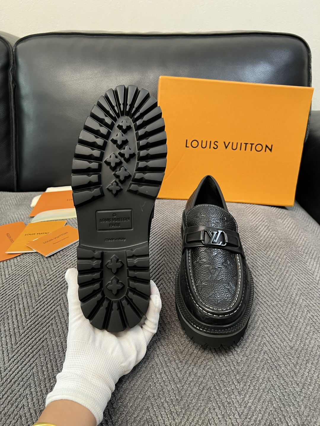 Lv  高品质  顶级代购  路易威登 皮鞋专柜同步，鞋面意大利进口，进口水染牛皮内里，鞋底：原厂特供原版底，原厂跟单货