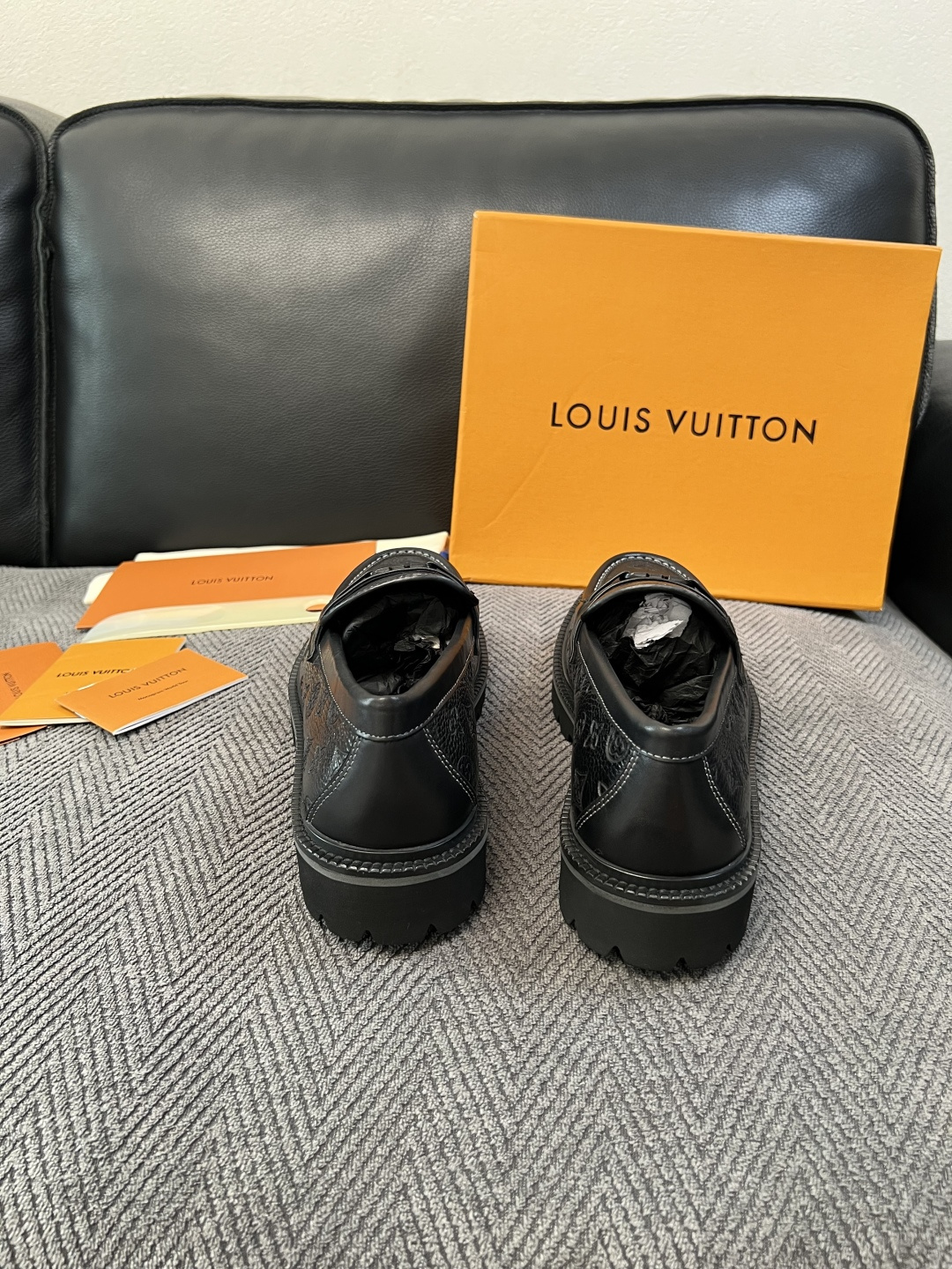 Lv  高品质  顶级代购  路易威登 皮鞋专柜同步，鞋面意大利进口，进口水染牛皮内里，鞋底：原厂特供原版底，原厂跟单货