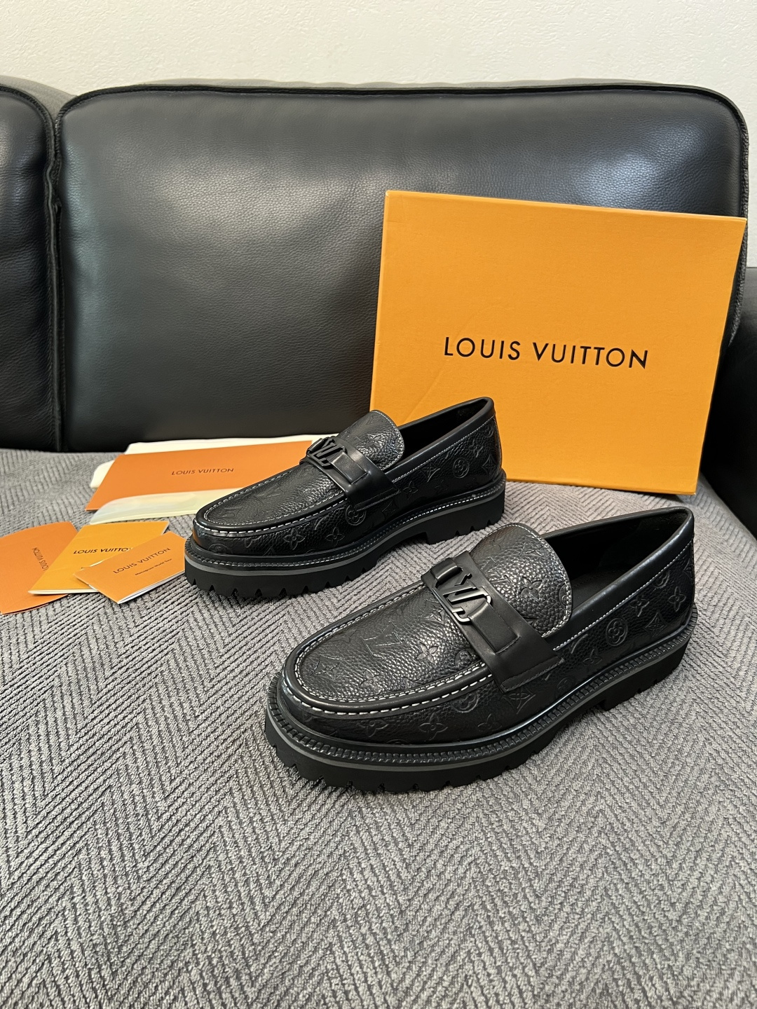 Lv  高品质  顶级代购  路易威登 皮鞋专柜同步，鞋面意大利进口，进口水染牛皮内里，鞋底：原厂特供原版底，原厂跟单货