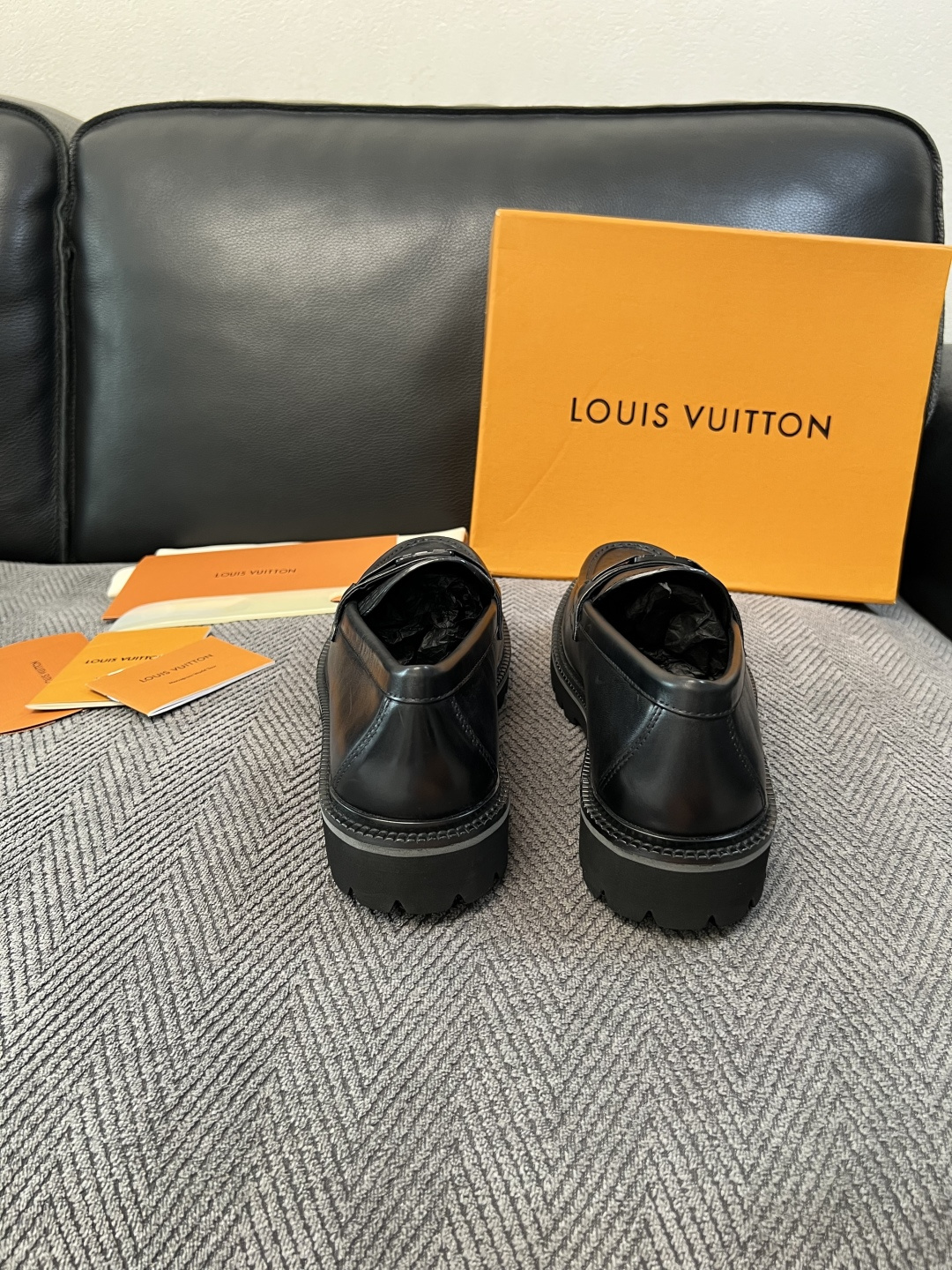 Lv  高品质  顶级代购  路易威登 皮鞋专柜同步，鞋面意大利进口，进口水染牛皮内里，鞋底：原厂特供原版底，原厂跟单货