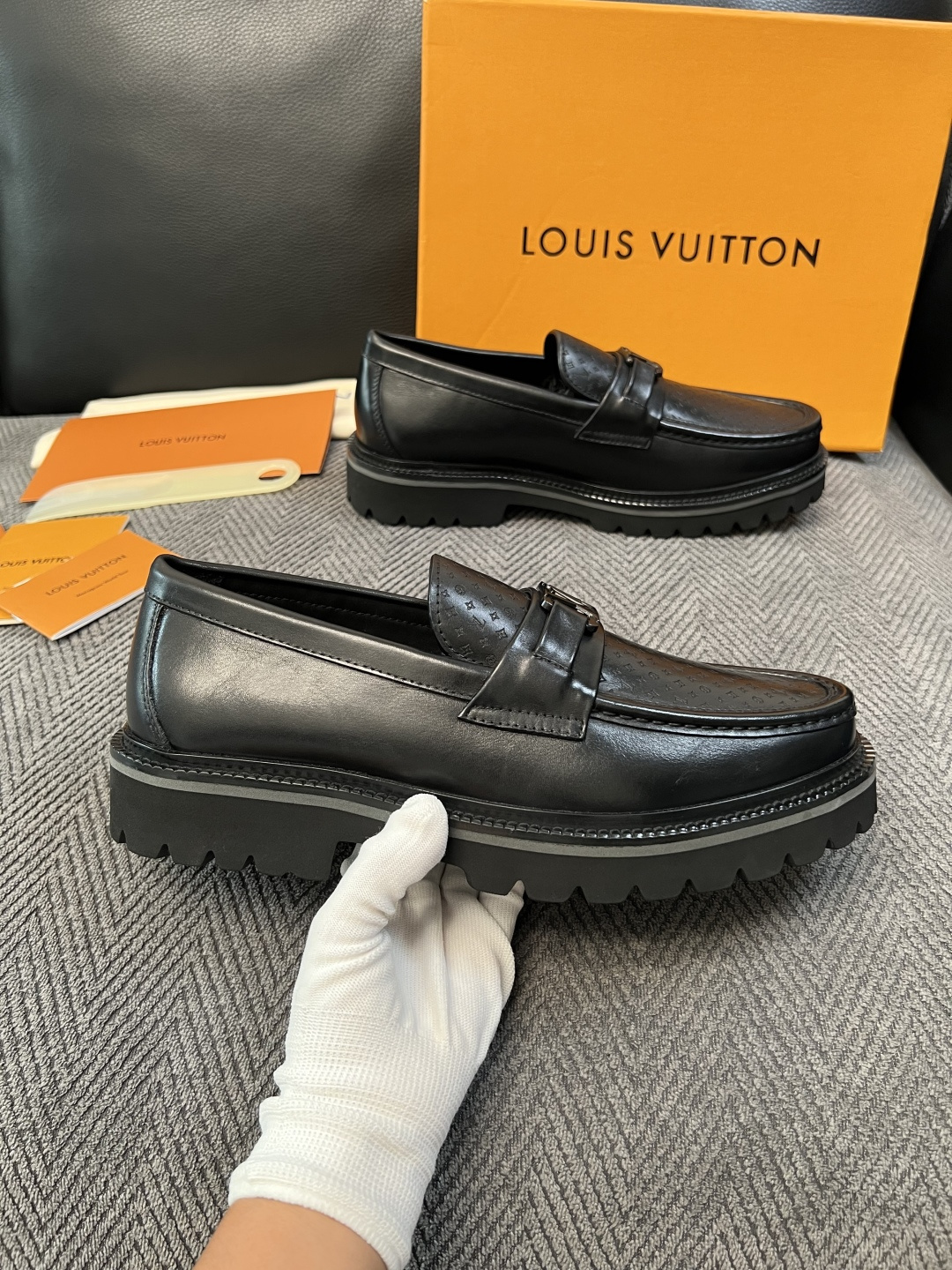 Lv  高品质  顶级代购  路易威登 皮鞋专柜同步，鞋面意大利进口，进口水染牛皮内里，鞋底：原厂特供原版底，原厂跟单货