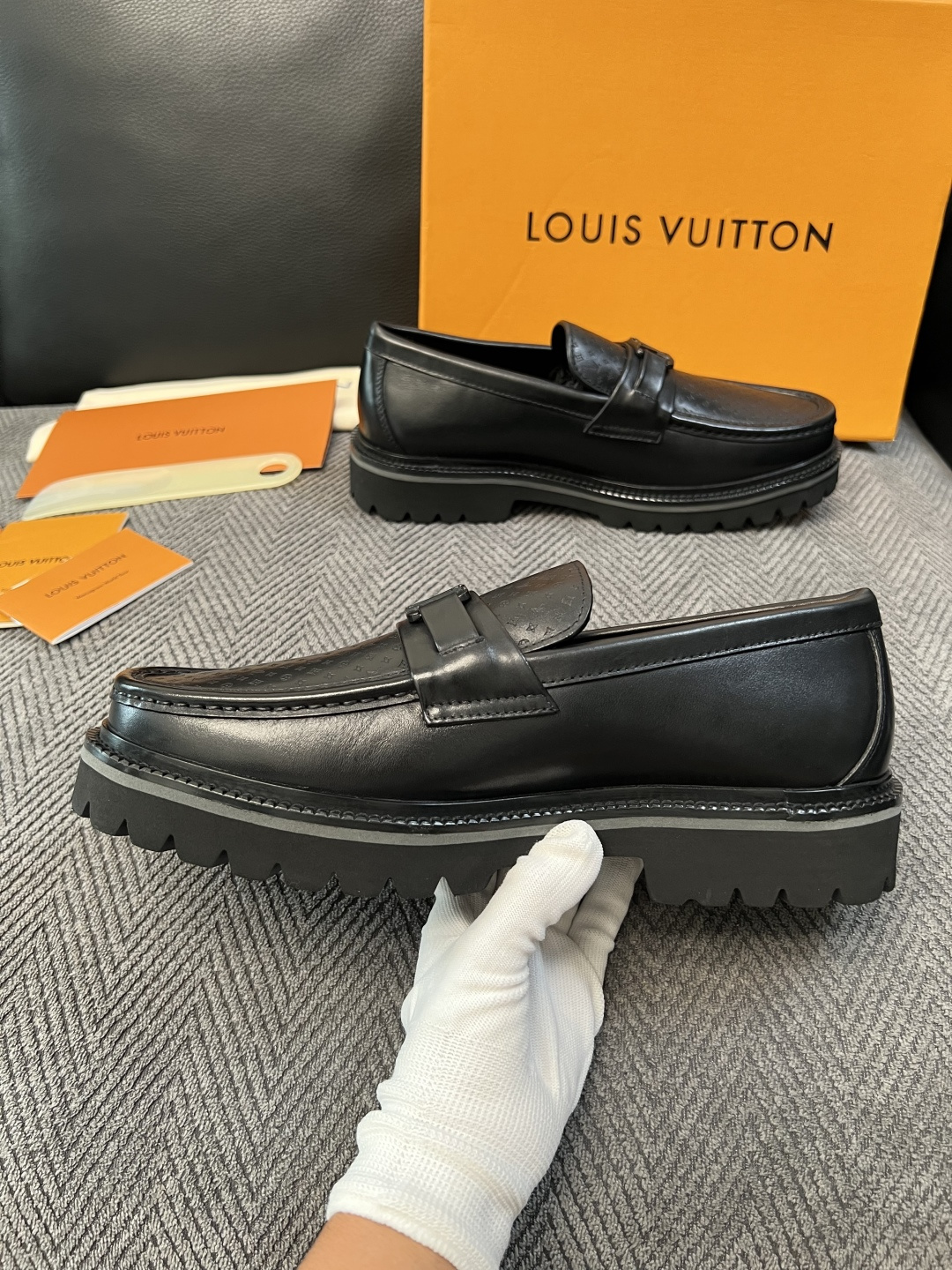 Lv  高品质  顶级代购  路易威登 皮鞋专柜同步，鞋面意大利进口，进口水染牛皮内里，鞋底：原厂特供原版底，原厂跟单货