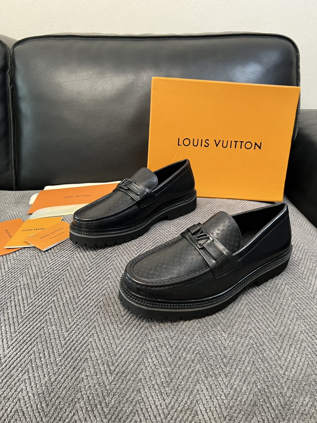 Lv  高品质  顶级代购  路易威登 皮鞋专柜同步，鞋面意大利进口，进口水染牛皮内里，鞋底：原厂特供原版底，原厂跟单货