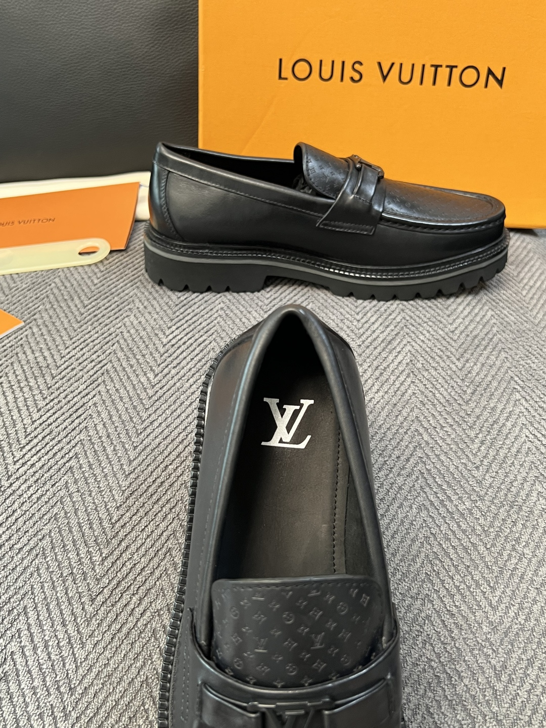 Lv  高品质  顶级代购  路易威登 皮鞋专柜同步，鞋面意大利进口，进口水染牛皮内里，鞋底：原厂特供原版底，原厂跟单货