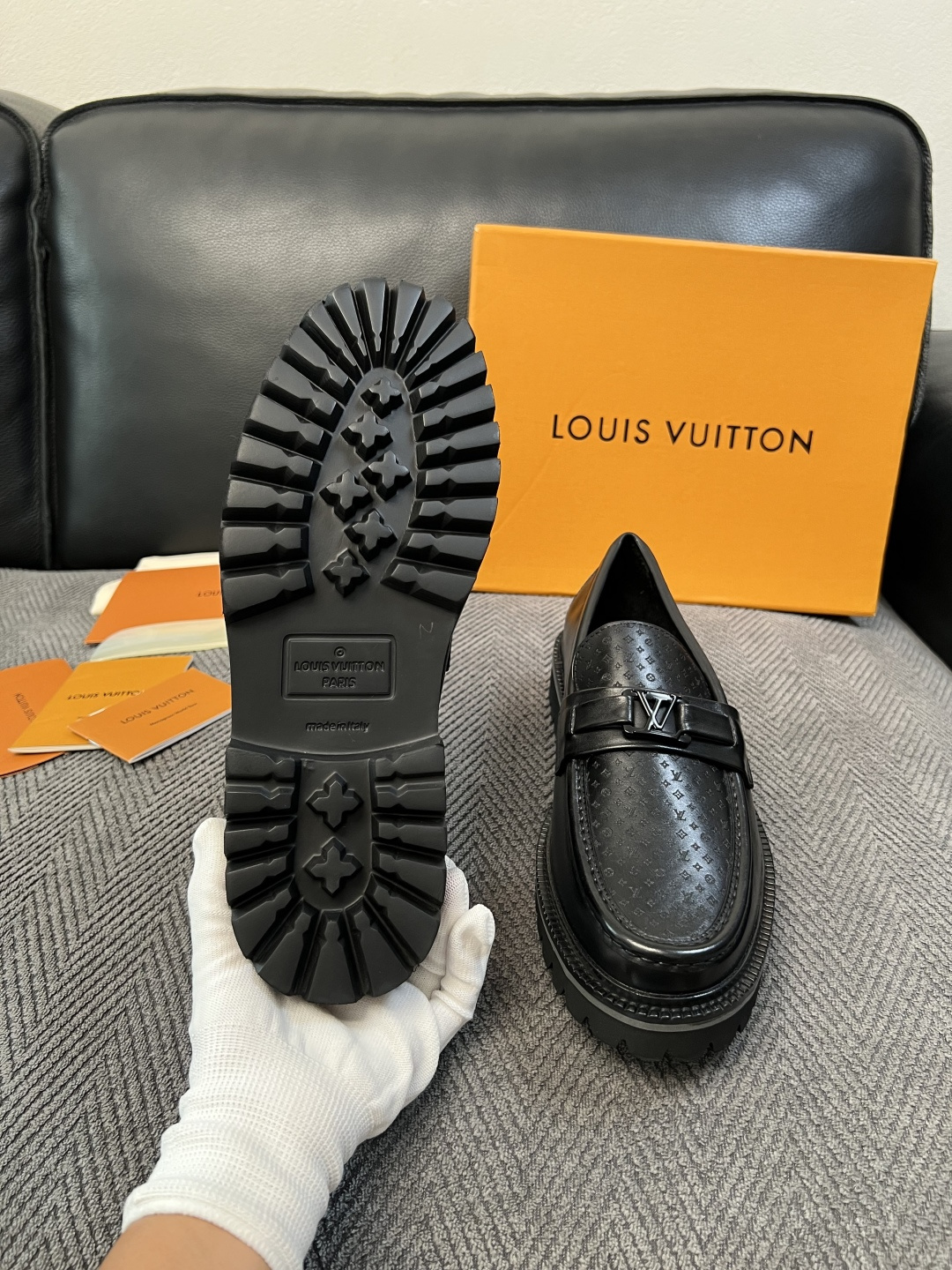 Lv  高品质  顶级代购  路易威登 皮鞋专柜同步，鞋面意大利进口，进口水染牛皮内里，鞋底：原厂特供原版底，原厂跟单货