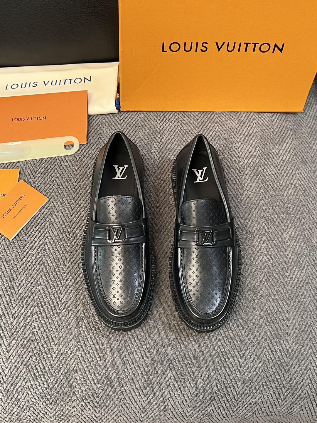 Lv  高品质  顶级代购  路易威登 皮鞋专柜同步，鞋面意大利进口，进口水染牛皮内里，鞋底：原厂特供原版底，原厂跟单货