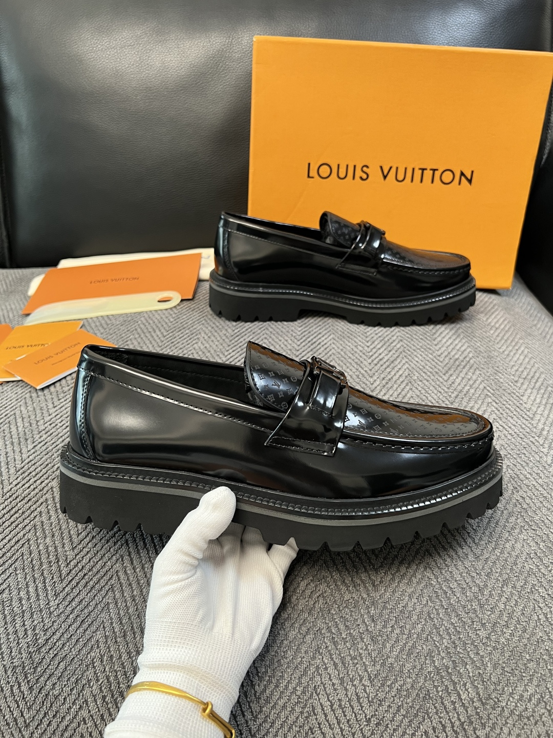Lv  高品质  顶级代购  路易威登 皮鞋专柜同步，鞋面意大利进口，进口水染牛皮内里，鞋底：原厂特供原版底，原厂跟单货
