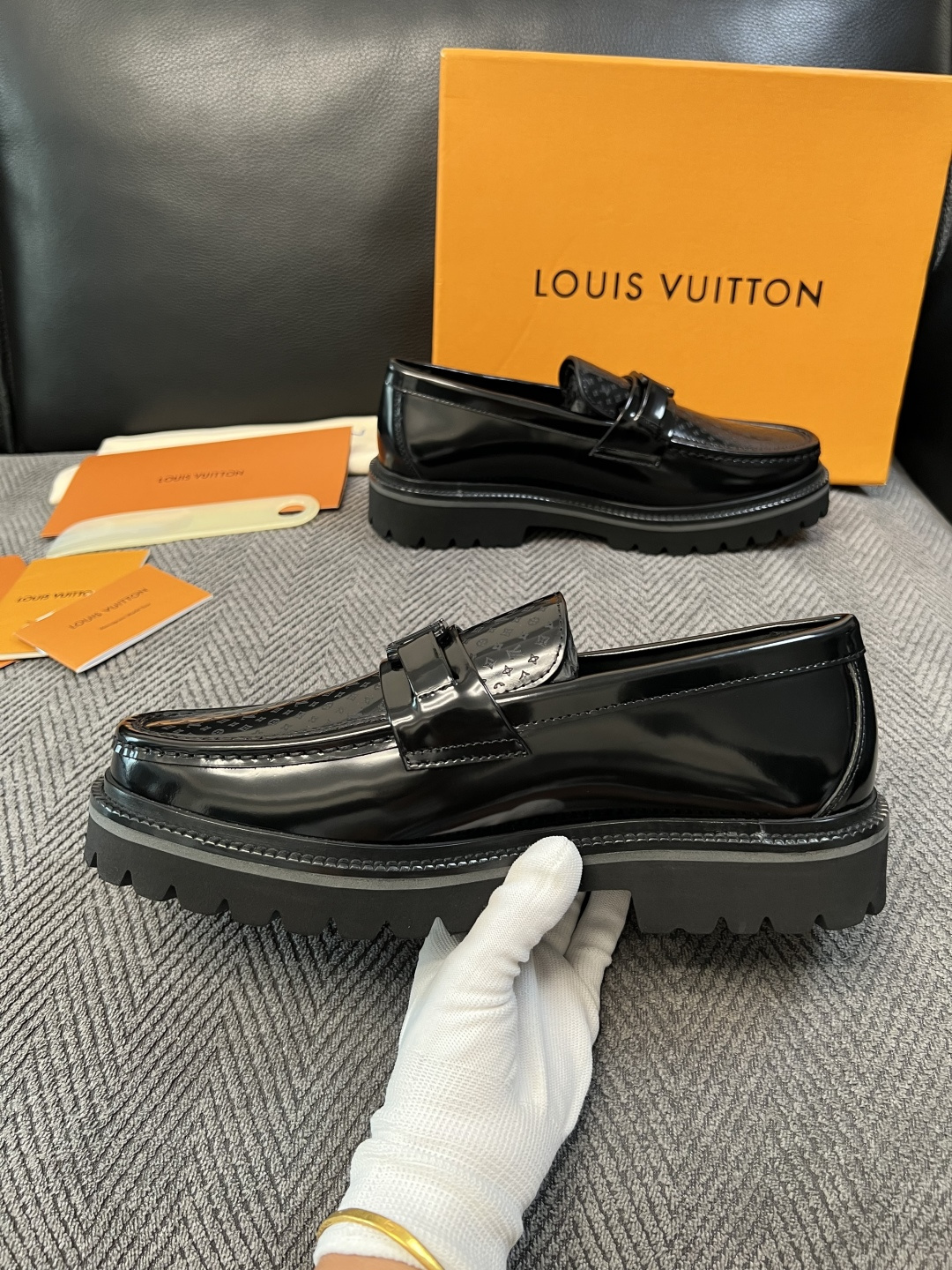 Lv  高品质  顶级代购  路易威登 皮鞋专柜同步，鞋面意大利进口，进口水染牛皮内里，鞋底：原厂特供原版底，原厂跟单货