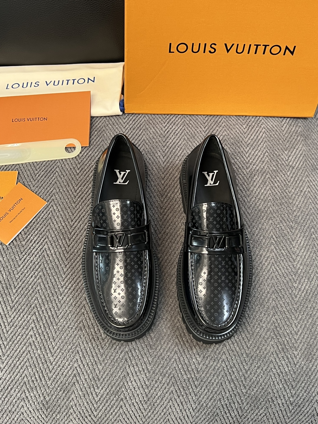 Lv  高品质  顶级代购  路易威登 皮鞋专柜同步，鞋面意大利进口，进口水染牛皮内里，鞋底：原厂特供原版底，原厂跟单货