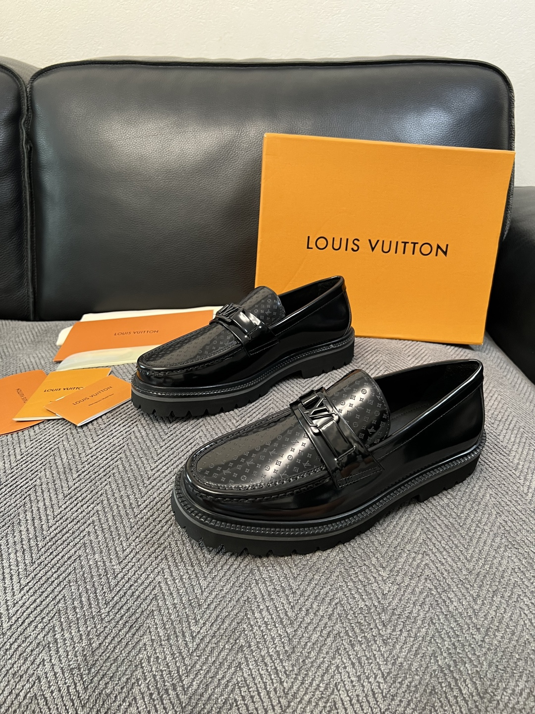 Lv  高品质  顶级代购  路易威登 皮鞋专柜同步，鞋面意大利进口，进口水染牛皮内里，鞋底：原厂特供原版底，原厂跟单货