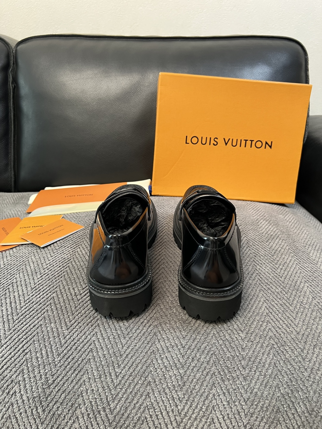 Lv  高品质  顶级代购  路易威登 皮鞋专柜同步，鞋面意大利进口，进口水染牛皮内里，鞋底：原厂特供原版底，原厂跟单货