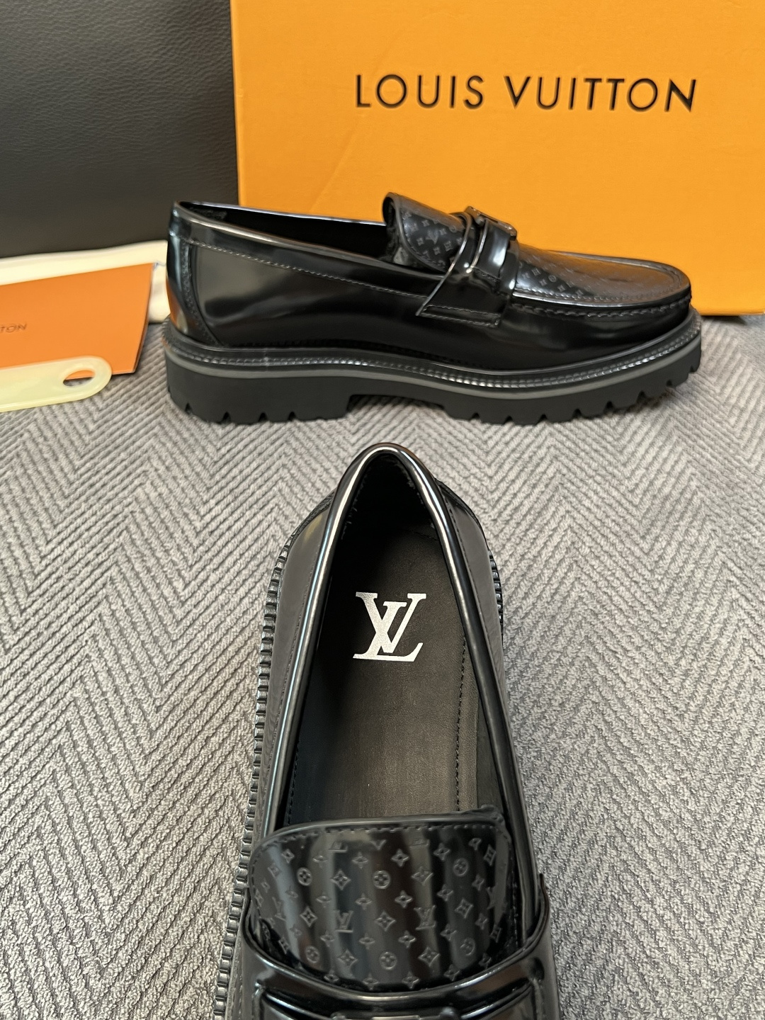 Lv  高品质  顶级代购  路易威登 皮鞋专柜同步，鞋面意大利进口，进口水染牛皮内里，鞋底：原厂特供原版底，原厂跟单货