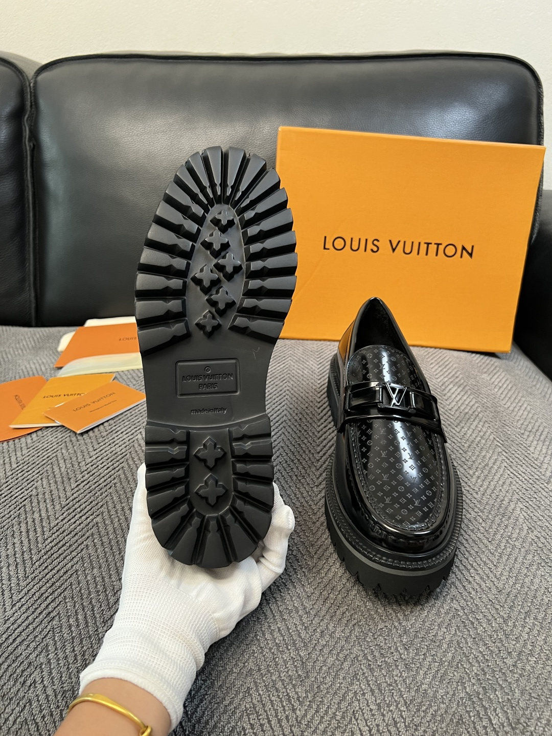 Lv  高品质  顶级代购  路易威登 皮鞋专柜同步，鞋面意大利进口，进口水染牛皮内里，鞋底：原厂特供原版底，原厂跟单货