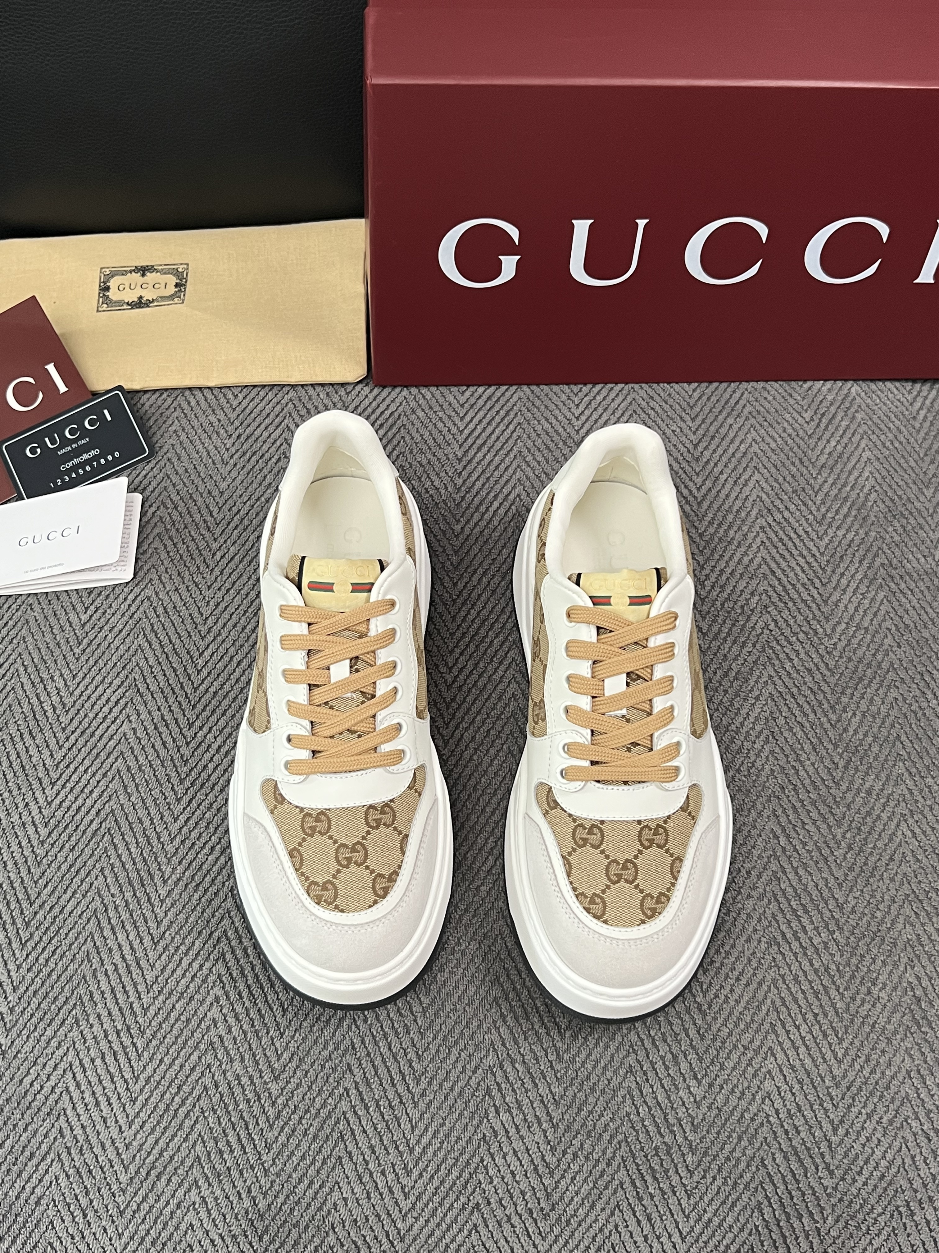 Gucci  高品质  顶级工艺品  古奇  专柜新款原厂配置，意大利进口牛皮面料，进口牛皮内里垫，透气舒适，鞋底：原厂