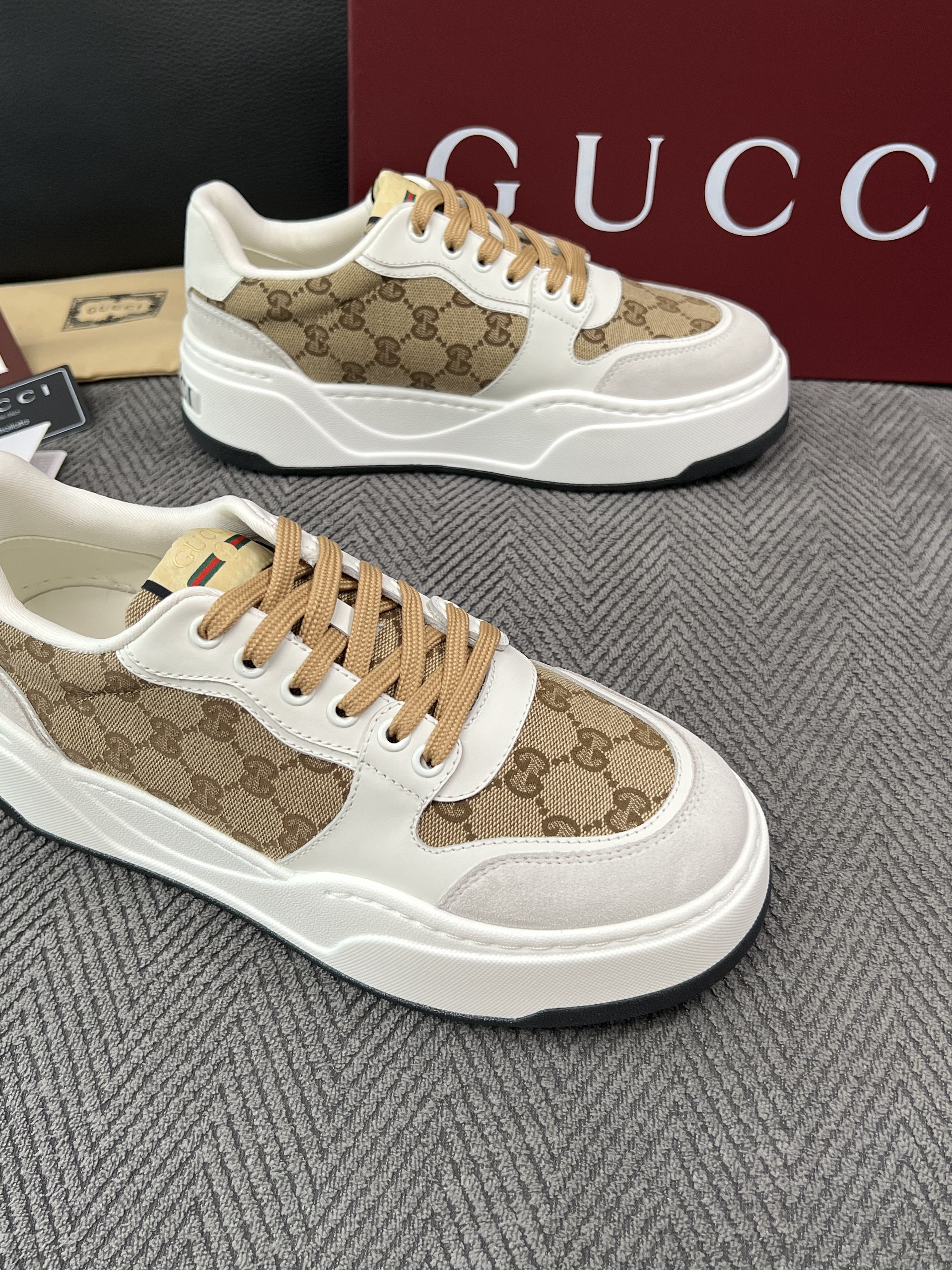 Gucci  高品质  顶级工艺品  古奇  专柜新款原厂配置，意大利进口牛皮面料，进口牛皮内里垫，透气舒适，鞋底：原厂