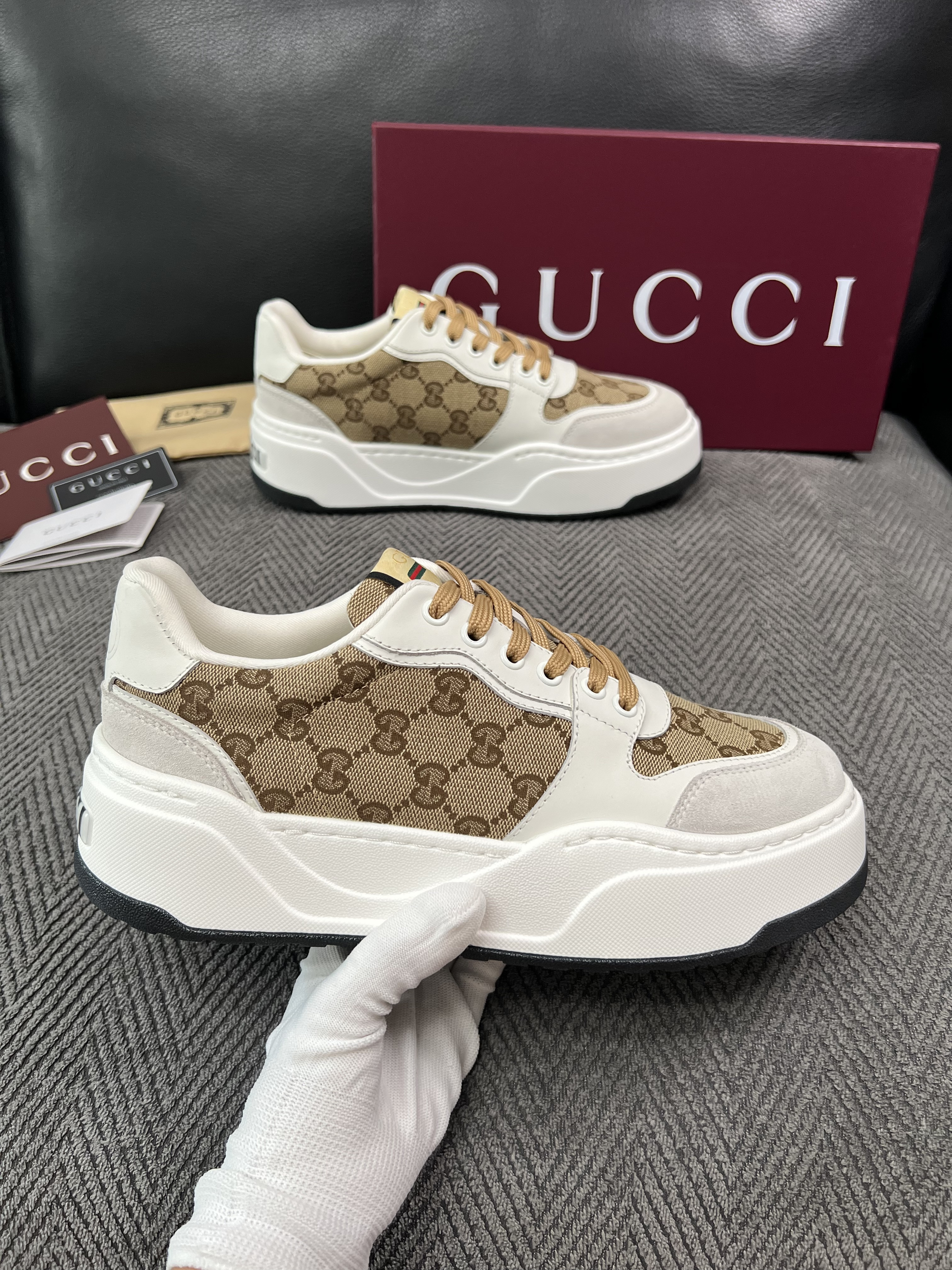 Gucci  高品质  顶级工艺品  古奇  专柜新款原厂配置，意大利进口牛皮面料，进口牛皮内里垫，透气舒适，鞋底：原厂