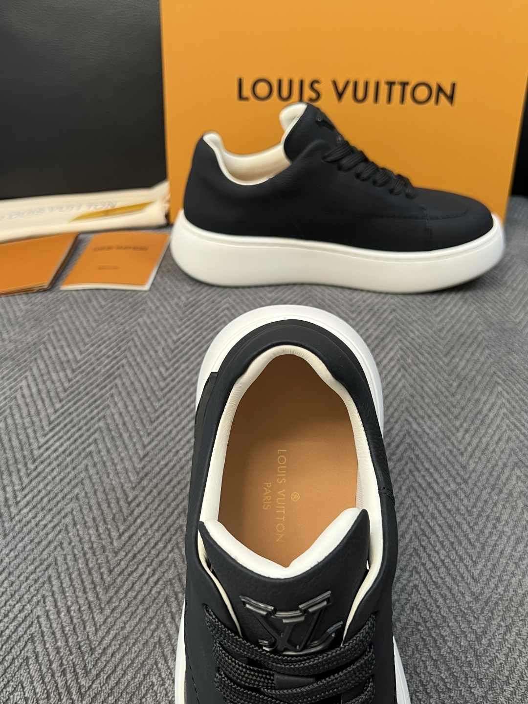 Lv  高品质  顶级工艺品  路易威登，运动板鞋专柜同步，鞋面意大利进口，高品质拼接缤纷色彩复杂工艺品，进口网布里垫柔