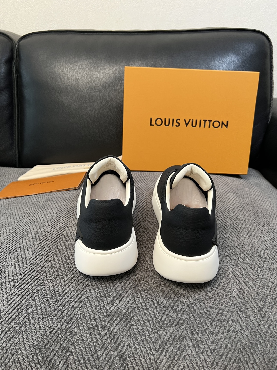Lv  高品质  顶级工艺品  路易威登，运动板鞋专柜同步，鞋面意大利进口，高品质拼接缤纷色彩复杂工艺品，进口网布里垫柔