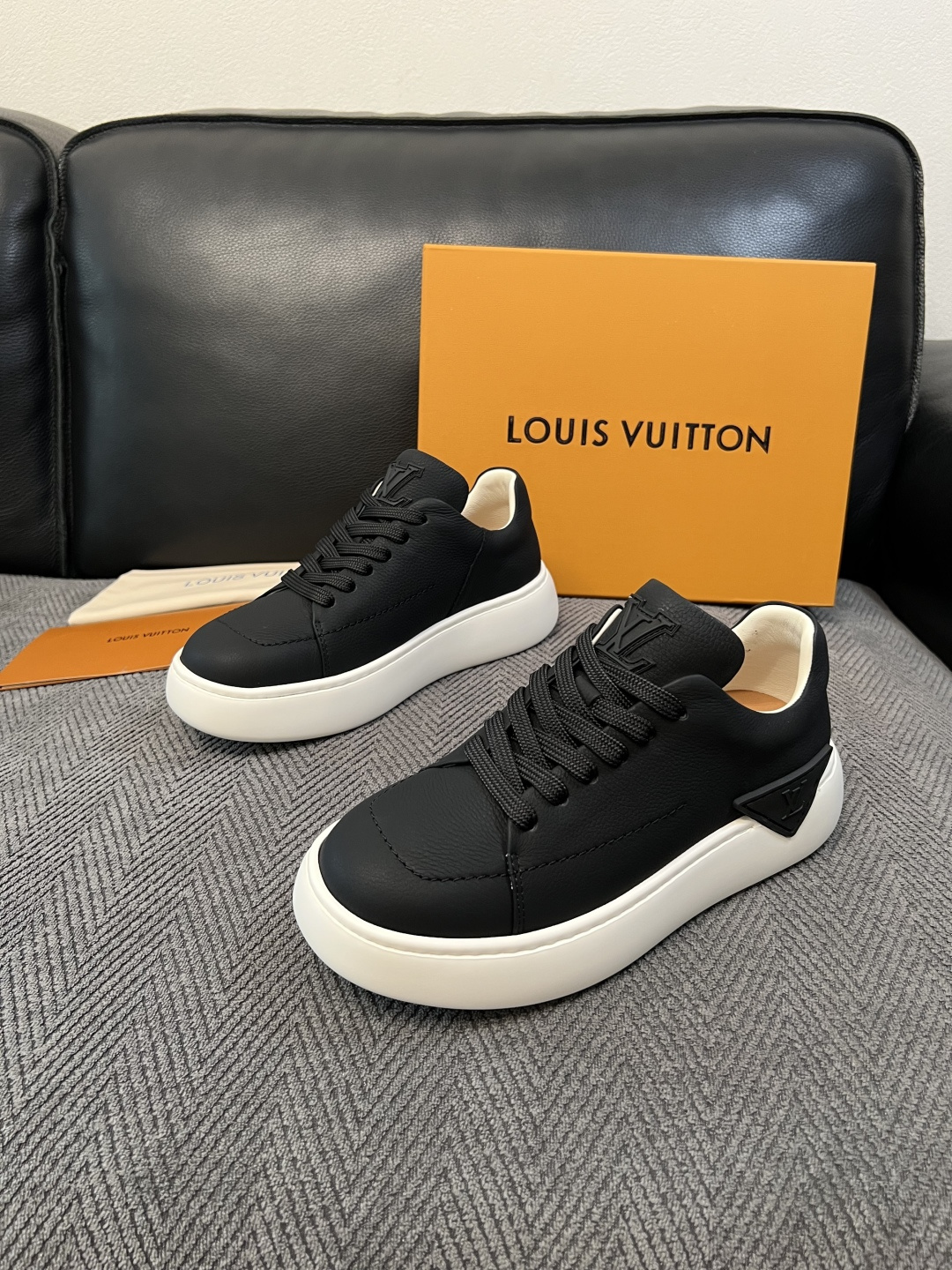 Lv  高品质  顶级工艺品  路易威登，运动板鞋专柜同步，鞋面意大利进口，高品质拼接缤纷色彩复杂工艺品，进口网布里垫柔