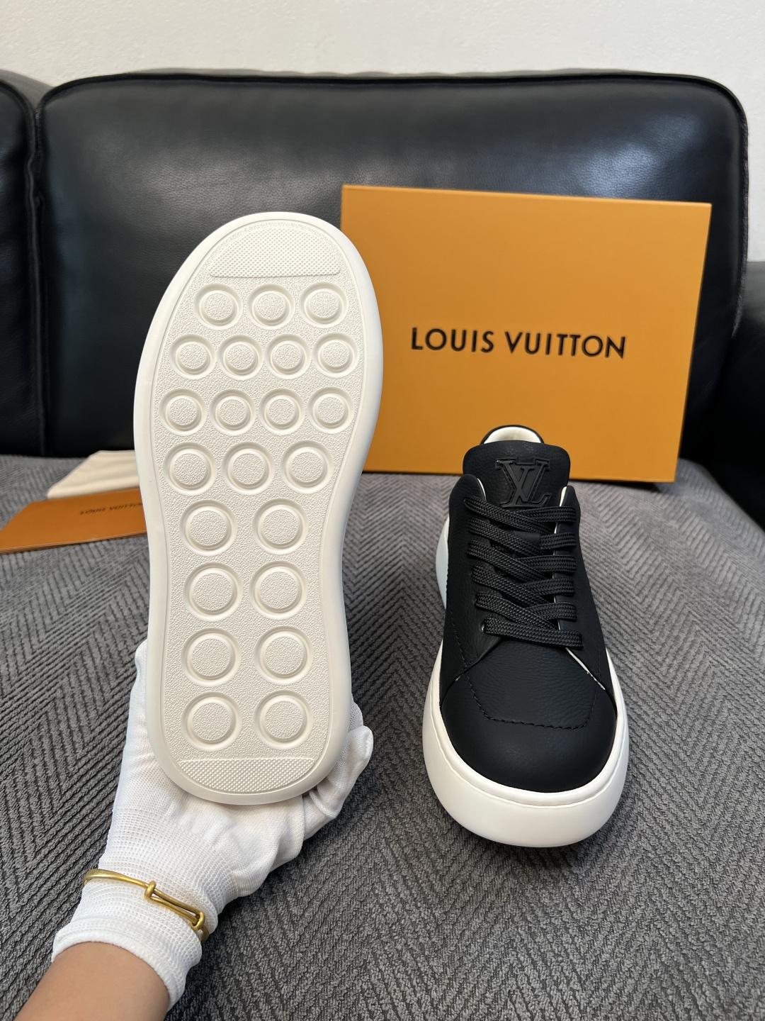 Lv  高品质  顶级工艺品  路易威登，运动板鞋专柜同步，鞋面意大利进口，高品质拼接缤纷色彩复杂工艺品，进口网布里垫柔