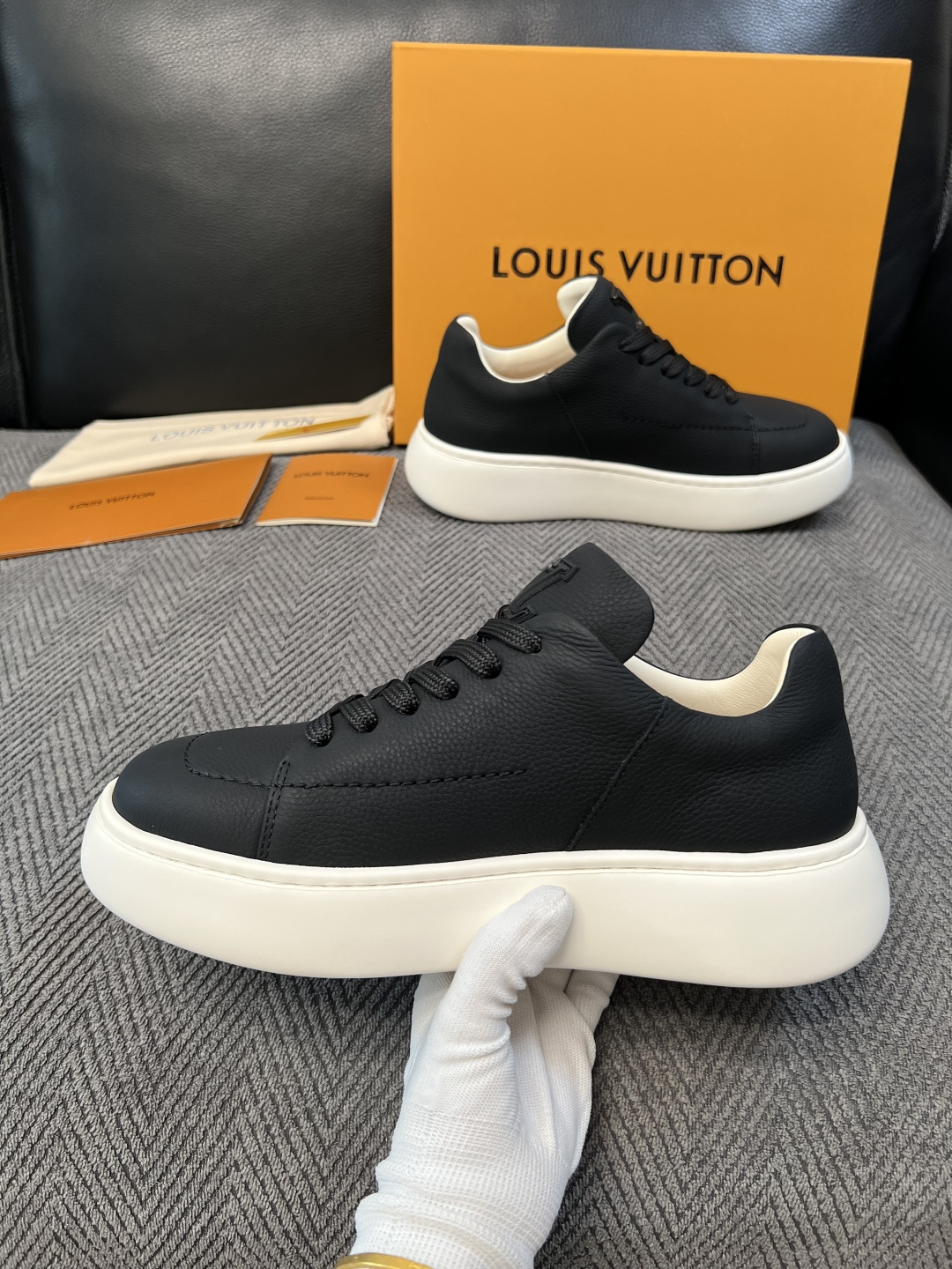 Lv  高品质  顶级工艺品  路易威登，运动板鞋专柜同步，鞋面意大利进口，高品质拼接缤纷色彩复杂工艺品，进口网布里垫柔