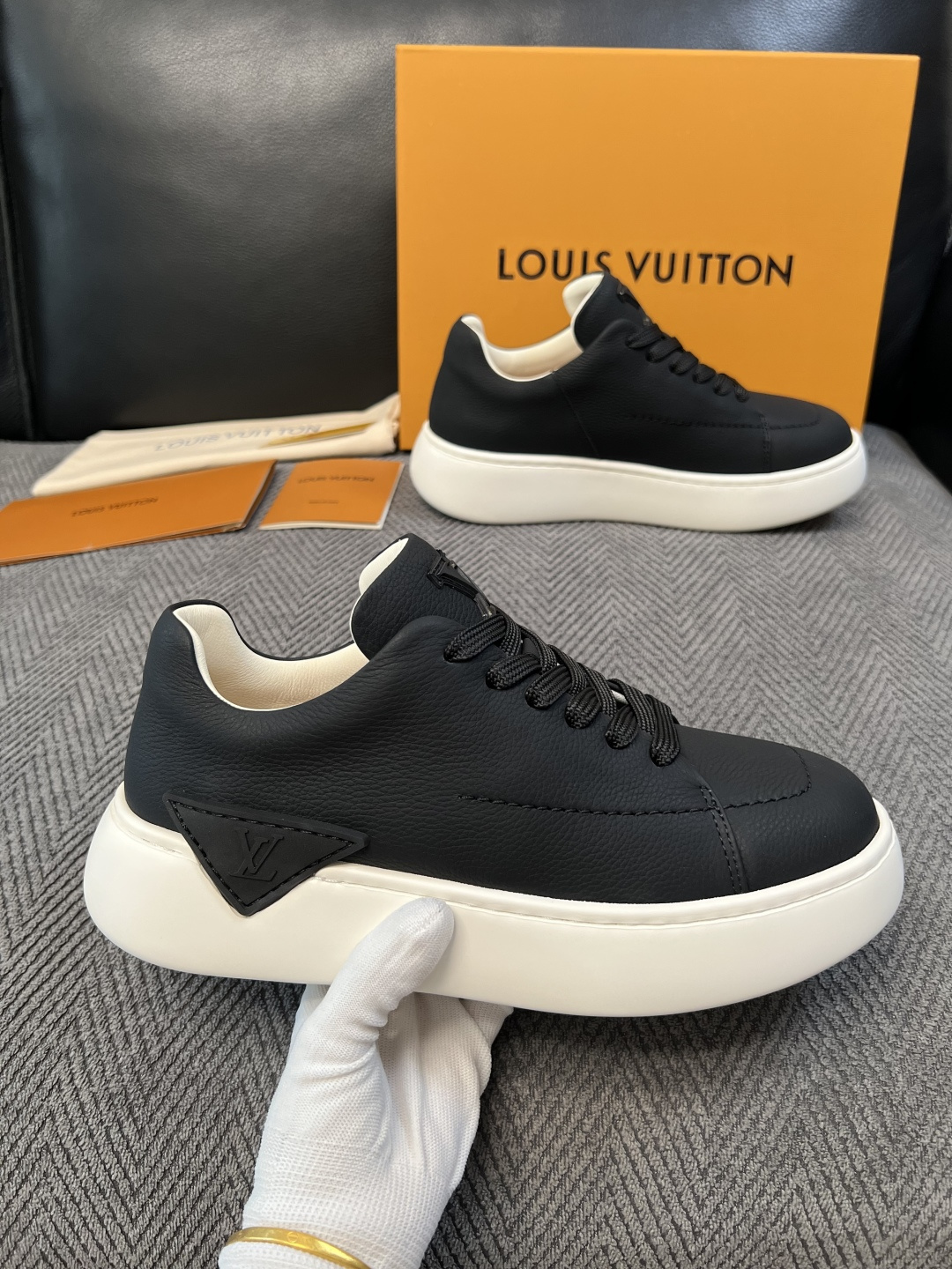 Lv  高品质  顶级工艺品  路易威登，运动板鞋专柜同步，鞋面意大利进口，高品质拼接缤纷色彩复杂工艺品，进口网布里垫柔