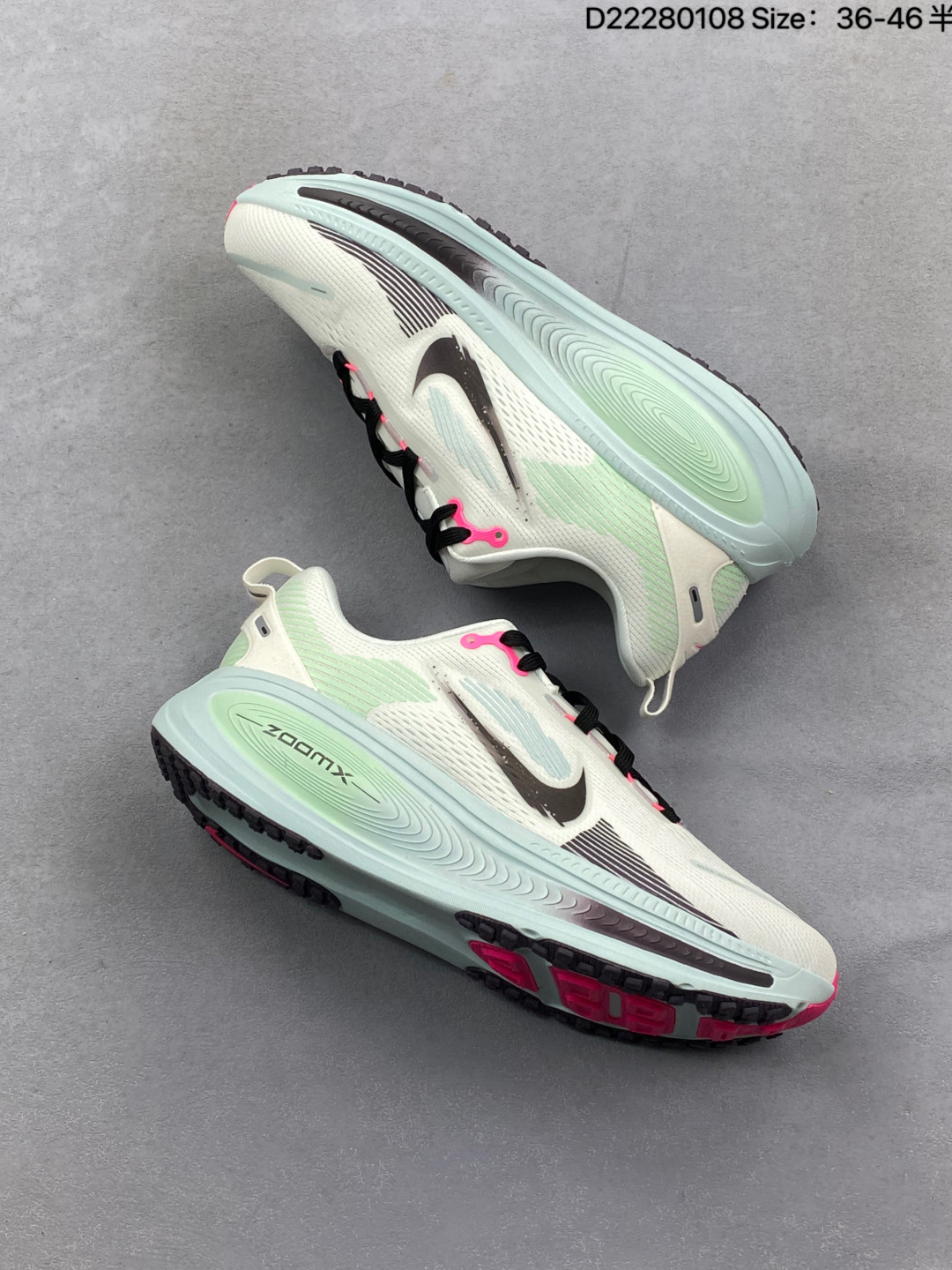 💰140
【公司级】耐克 Nike Vomero 18 厚底增高老爹运动跑步鞋。全新 Vomero 提供比以往更多的緩衝效能以及該系列有史以來最高的鞋底高度，結合 Nike 的 ZoomX 和 ReactX 泡棉打造雙層緩衝設計，實現出色奔馳體驗。Vomero 18 在設計時，從舒適性和緩衝機能，到耐久性和風格等每個面向，都考量到男女性的意見分析和偏好。Nike 全新推出 Vomero 18，邀請所有跑者體驗非凡緩震和舒適腳感，為路跑鞋設下嶄新標準。優質版型是根據跑者的需求和精密分析而設計，巧妙平衡順暢腳感和柔軟度，塑造舒適至上的輕盈感受，適合所有性別。全新 Vomero 採用 ZoomX 全掌式泡棉，搭配鞋跟和前足的 ReactX 泡棉，為跑者帶來雙重緩震效果，締造出色邁步體驗。 協調的層疊泡棉提供比以往更多的緩衝效能，此版型的鞋底高度增加至 46 公釐，比上一代高出 6 公釐，創下 Vomero 系列新高。非凡緩震性能塑造理想的日常跑步體驗，從初次嘗試跑步的新手，到想要增加跑步里程的資深跑者，再到正在進行賽後恢復的選手，這款舒適柔軟的鞋款可為各種程度的運動員帶來全天候舒適腳感。「跑者們認為出色的緩震機能應該能帶來柔軟舒適的體驗，緩和足底與地面之間的衝擊力。

货号:  IM6676
尺码:  36-46半
编码: D22280108