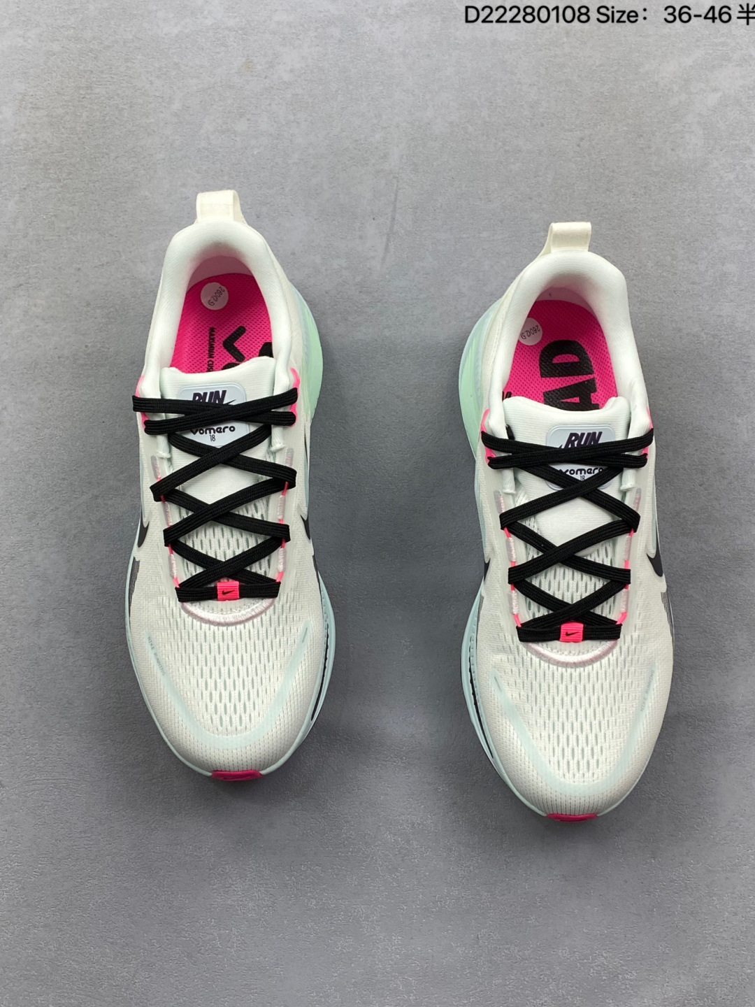 💰140
【公司级】耐克 Nike Vomero 18 厚底增高老爹运动跑步鞋。全新 Vomero 提供比以往更多的緩衝效能以及該系列有史以來最高的鞋底高度，結合 Nike 的 ZoomX 和 ReactX 泡棉打造雙層緩衝設計，實現出色奔馳體驗。Vomero 18 在設計時，從舒適性和緩衝機能，到耐久性和風格等每個面向，都考量到男女性的意見分析和偏好。Nike 全新推出 Vomero 18，邀請所有跑者體驗非凡緩震和舒適腳感，為路跑鞋設下嶄新標準。優質版型是根據跑者的需求和精密分析而設計，巧妙平衡順暢腳感和柔軟度，塑造舒適至上的輕盈感受，適合所有性別。全新 Vomero 採用 ZoomX 全掌式泡棉，搭配鞋跟和前足的 ReactX 泡棉，為跑者帶來雙重緩震效果，締造出色邁步體驗。 協調的層疊泡棉提供比以往更多的緩衝效能，此版型的鞋底高度增加至 46 公釐，比上一代高出 6 公釐，創下 Vomero 系列新高。非凡緩震性能塑造理想的日常跑步體驗，從初次嘗試跑步的新手，到想要增加跑步里程的資深跑者，再到正在進行賽後恢復的選手，這款舒適柔軟的鞋款可為各種程度的運動員帶來全天候舒適腳感。「跑者們認為出色的緩震機能應該能帶來柔軟舒適的體驗，緩和足底與地面之間的衝擊力。

货号:  IM6676
尺码:  36-46半
编码: D22280108