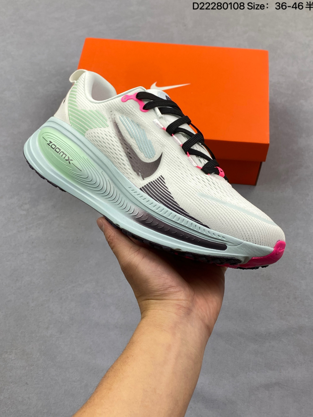 💰140
【公司级】耐克 Nike Vomero 18 厚底增高老爹运动跑步鞋。全新 Vomero 提供比以往更多的緩衝效能以及該系列有史以來最高的鞋底高度，結合 Nike 的 ZoomX 和 ReactX 泡棉打造雙層緩衝設計，實現出色奔馳體驗。Vomero 18 在設計時，從舒適性和緩衝機能，到耐久性和風格等每個面向，都考量到男女性的意見分析和偏好。Nike 全新推出 Vomero 18，邀請所有跑者體驗非凡緩震和舒適腳感，為路跑鞋設下嶄新標準。優質版型是根據跑者的需求和精密分析而設計，巧妙平衡順暢腳感和柔軟度，塑造舒適至上的輕盈感受，適合所有性別。全新 Vomero 採用 ZoomX 全掌式泡棉，搭配鞋跟和前足的 ReactX 泡棉，為跑者帶來雙重緩震效果，締造出色邁步體驗。 協調的層疊泡棉提供比以往更多的緩衝效能，此版型的鞋底高度增加至 46 公釐，比上一代高出 6 公釐，創下 Vomero 系列新高。非凡緩震性能塑造理想的日常跑步體驗，從初次嘗試跑步的新手，到想要增加跑步里程的資深跑者，再到正在進行賽後恢復的選手，這款舒適柔軟的鞋款可為各種程度的運動員帶來全天候舒適腳感。「跑者們認為出色的緩震機能應該能帶來柔軟舒適的體驗，緩和足底與地面之間的衝擊力。

货号:  IM6676
尺码:  36-46半
编码: D22280108