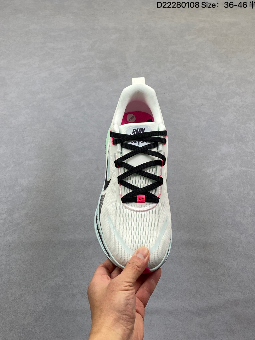 💰140
【公司级】耐克 Nike Vomero 18 厚底增高老爹运动跑步鞋。全新 Vomero 提供比以往更多的緩衝效能以及該系列有史以來最高的鞋底高度，結合 Nike 的 ZoomX 和 ReactX 泡棉打造雙層緩衝設計，實現出色奔馳體驗。Vomero 18 在設計時，從舒適性和緩衝機能，到耐久性和風格等每個面向，都考量到男女性的意見分析和偏好。Nike 全新推出 Vomero 18，邀請所有跑者體驗非凡緩震和舒適腳感，為路跑鞋設下嶄新標準。優質版型是根據跑者的需求和精密分析而設計，巧妙平衡順暢腳感和柔軟度，塑造舒適至上的輕盈感受，適合所有性別。全新 Vomero 採用 ZoomX 全掌式泡棉，搭配鞋跟和前足的 ReactX 泡棉，為跑者帶來雙重緩震效果，締造出色邁步體驗。 協調的層疊泡棉提供比以往更多的緩衝效能，此版型的鞋底高度增加至 46 公釐，比上一代高出 6 公釐，創下 Vomero 系列新高。非凡緩震性能塑造理想的日常跑步體驗，從初次嘗試跑步的新手，到想要增加跑步里程的資深跑者，再到正在進行賽後恢復的選手，這款舒適柔軟的鞋款可為各種程度的運動員帶來全天候舒適腳感。「跑者們認為出色的緩震機能應該能帶來柔軟舒適的體驗，緩和足底與地面之間的衝擊力。

货号:  IM6676
尺码:  36-46半
编码: D22280108