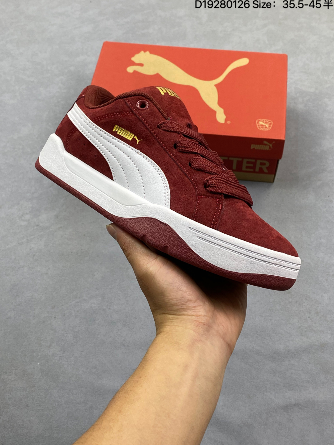 💰140
PUMA/彪马 女运动板鞋，原楦原纸版开发版型，采用环保纤维革组合翻毛皮饰片鞋面材质，外置耐磨橡胶大底❗️蕾哈娜同系面包鞋太好看了！彪马Puma Park Lifestyle OG Sneaker 公园生活方式系列低帮复古面包风百搭休闲运动板鞋。

类型：男女鞋
货号：400707
码数：35.5-45含半码
编码：D77280117