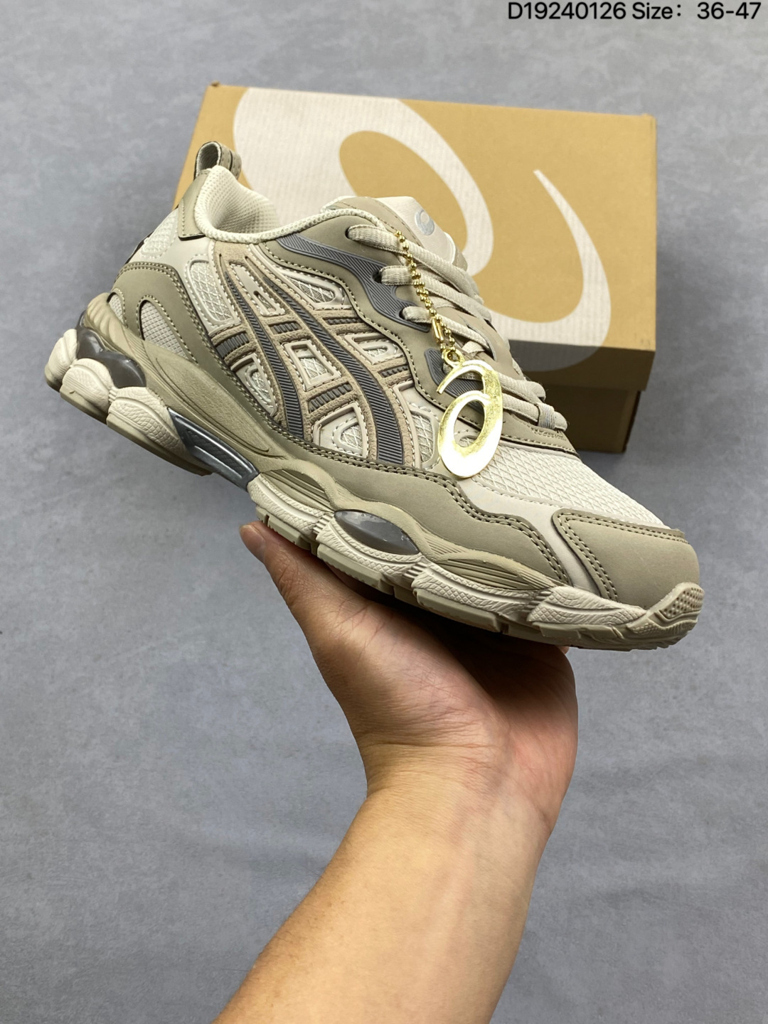 💰120
Asics Gel-NYC RGD 复古单品 
ASICS亚瑟士推出全新GEL-NYC，彰显纽约都市活力。这次的新系列融入了多个版本GEL的经典设计风格，广受好评。其设计灵感来源于GEL-NIMBUS 3,GEL-MC PLUS V 和 GEL-CUMULUS 16 这些往日经典鞋款。GEL-NYC使用GEL-CUMULUS 16鞋款的鞋楦设计,展现了独特的现代化美学。鞋底采用了轻质发泡材料,并在后跟和前掌处采用了ASICS亚瑟士核心科技——GEL缓震胶,赋予鞋款强大的缓冲性能,提供了更柔软舒适的穿着体验。而在原有设计的启发之上,此次鞋款采用更贴合当今潮流趋势的材料和创新技术,展现出纽约充满活力的都市精神
货号：1203A735-001
尺码：36 37 37.5 38 39 39.5 40 40.5 41.5 42 42.5 43.5 44 45 46 47
编码：D19240126
 Size:36～47