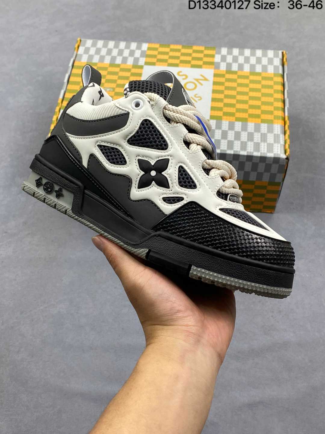 合集💰170
LV Skate Sneaker 路易威登 2025年新款运动板鞋 蛇年限定 春夏秀场初次亮相，此次以粒面牛皮革焕新呈现。加垫鞋领和鞋舌援引滑板鞋设计，科技鞋带和橡胶外底完善整体。粒面牛皮革和织物拼接鞋面，橡胶外底，鞋舌和鞋底 后部饰有 LV 标识。
尺码：看图所示
编码：D13340127