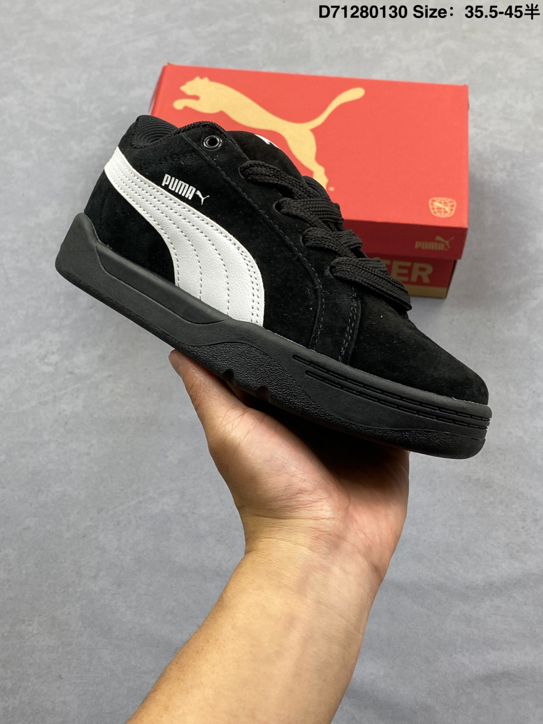 💰140
PUMA/彪马 女运动板鞋，原楦原纸版开发版型，采用环保纤维革组合翻毛皮饰片鞋面材质，外置耐磨橡胶大底❗️蕾哈娜同系面包鞋太好看了！彪马Puma Park Lifestyle OG Sneaker 公园生活方式系列低帮复古面包风百搭休闲运动板鞋。

类型：男女鞋
货号：400707
码数：35.5-45含半码
编码：D77280117