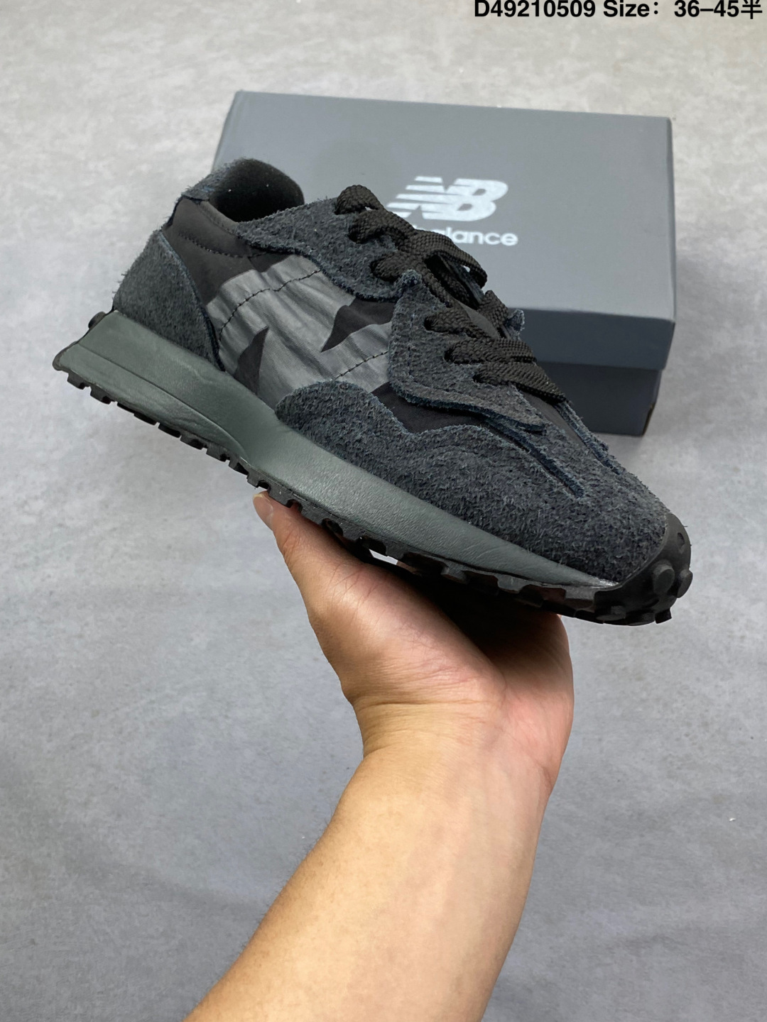 NB 新百伦 New Balance 327系列复古休闲运动慢跑鞋时尚男女运动鞋 以更纯粹的复古风格设计打造的全新造型 侧身还以解构设计,将 N 字标志以做旧压花样式呈现 样式别具新意.麂皮、冲孔皮革的塑造 则呈现出高级怀旧气质,也让鞋款在奢华时装风格与运动氛围之间达到了平衡.鞋身采用猪巴革麂皮织物等物料拼接构成 中底高弹PU材质及满丁防滑橡胶外底. 众 类型:男女鞋 货号:U327LZ 含半码 编码:D49210509