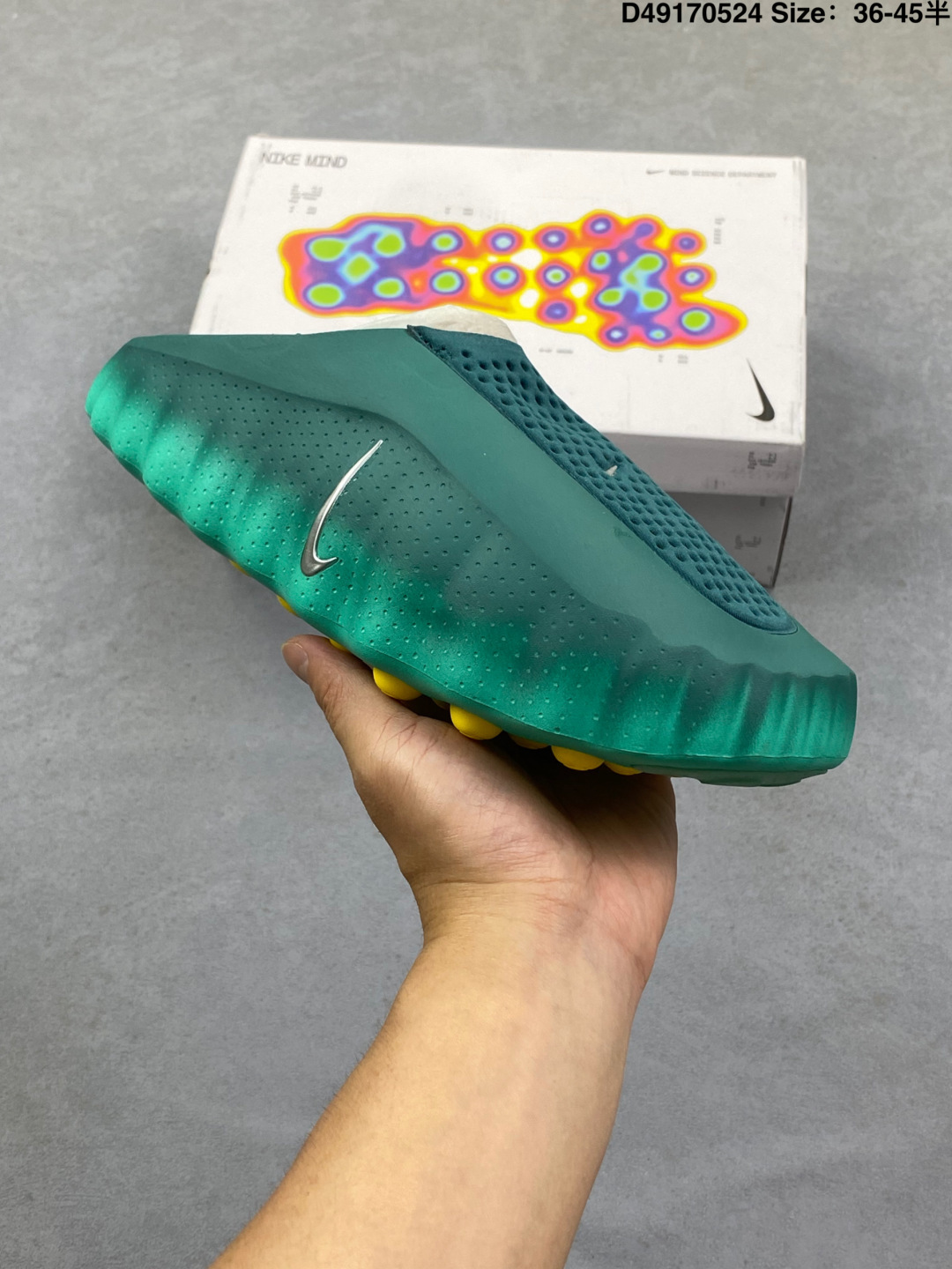 耐克 Nike Mind 001 耐克一脚蹬赛前包头恢复拖鞋 舒适柔软贴合包头拖鞋潮流柔软缓震户外跑步休闲鞋 HQ4307-600Nike把神经科技与潮流美学第一次写进同一双鞋——Mind 001自带按摩功效,鞋身‌:采用柔软的发泡材料,侧面有亮银色Swoosh标志和波浪纹理,鞋跟处印有“Nike”和“Mind”金属标识.‌‌‌‌鞋底‌:由‌数百个贯穿中底的小型橡胶柱构成‌,直接与脚垫接触,提供物理刺激.‌‌‌鞋子很轻,穿起来确实还行,鞋型很OK搭配起来也比大多数拖鞋帅#NikeMind #新年买新鞋 #今日份宝藏百搭拖鞋 #Nike潮流拖鞋开箱 #nike新品好物 货号: HQ4307 ID: D49170524