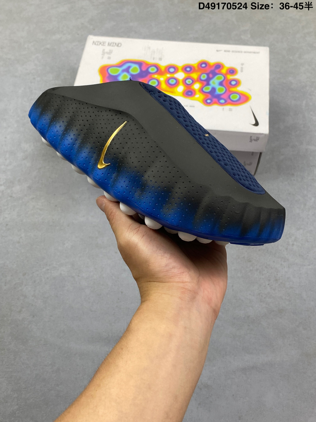 耐克 Nike Mind 001 耐克一脚蹬赛前包头恢复拖鞋 舒适柔软贴合包头拖鞋潮流柔软缓震户外跑步休闲鞋 HQ4307-600Nike把神经科技与潮流美学第一次写进同一双鞋——Mind 001自带按摩功效,鞋身‌:采用柔软的发泡材料,侧面有亮银色Swoosh标志和波浪纹理,鞋跟处印有“Nike”和“Mind”金属标识.‌‌‌‌鞋底‌:由‌数百个贯穿中底的小型橡胶柱构成‌,直接与脚垫接触,提供物理刺激.‌‌‌鞋子很轻,穿起来确实还行,鞋型很OK搭配起来也比大多数拖鞋帅#NikeMind #新年买新鞋 #今日份宝藏百搭拖鞋 #Nike潮流拖鞋开箱 #nike新品好物 货号: HQ4307 ID: D49170524