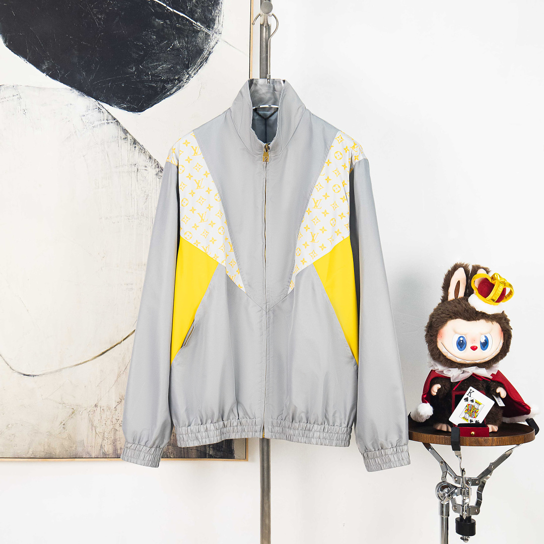 Louis Vuitton מעיל ג’קט ספורטיבי עם הדפס לוגו, קולקציית אביב-קיץ 2025