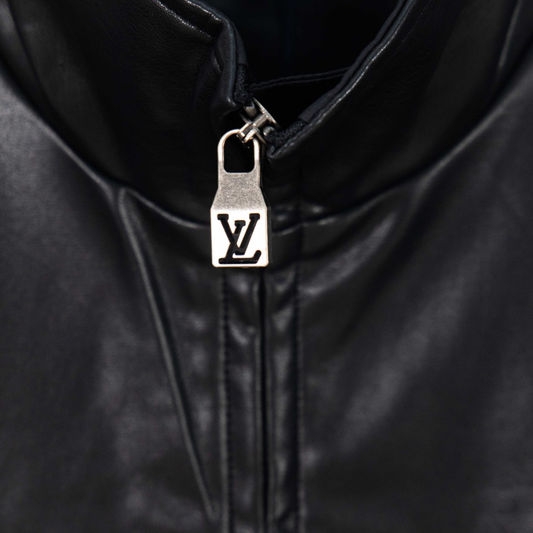 Louis Vuitton Chaqueta Bomber con Textura y Detalles en Piel para Primavera 4 cmp i1756212050247 3576 0 2