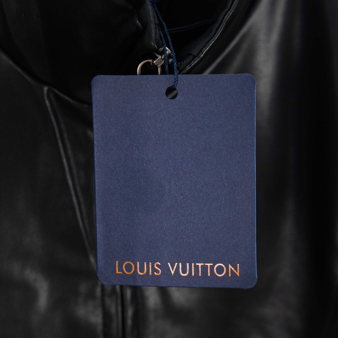Louis Vuitton Chaqueta Bomber con Textura y Detalles en Piel para Primavera 12 cmp i1756212050247 6490 0 10