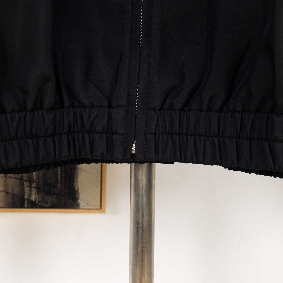 Louis Vuitton Chaqueta Bomber con Textura y Detalles en Piel para Primavera 8 cmp i1756212056751 1495 0 6