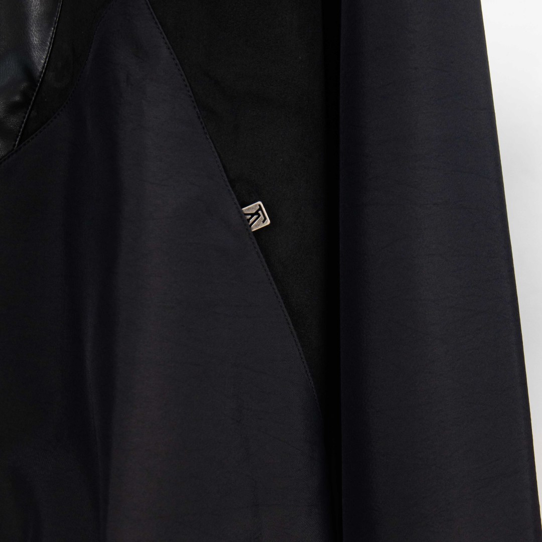 Louis Vuitton Chaqueta Bomber con Textura y Detalles en Piel para Primavera 6 cmp i1756212056770 4347 0 4