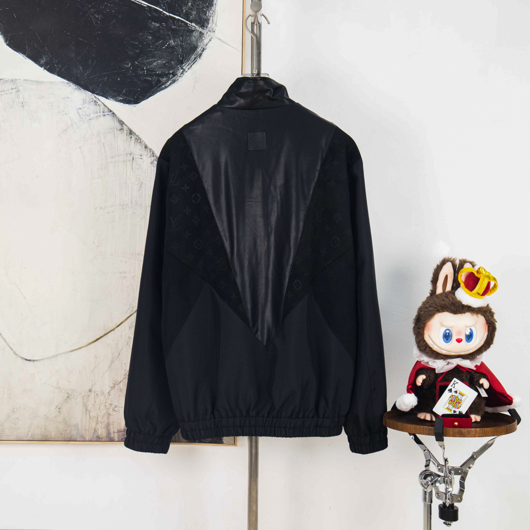 Louis Vuitton Chaqueta Bomber con Textura y Detalles en Piel para Primavera 15 cmp i1756212056811 496 0 13