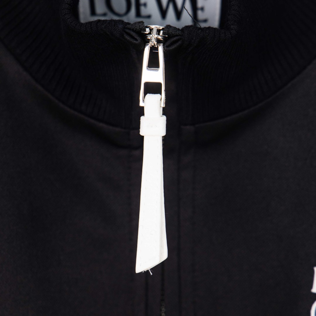 Loewe Chaqueta Deportiva con Cremallera y Bordado para Hombre - Elegancia Casual 4 cmp i1757119713728 6869 0 2
