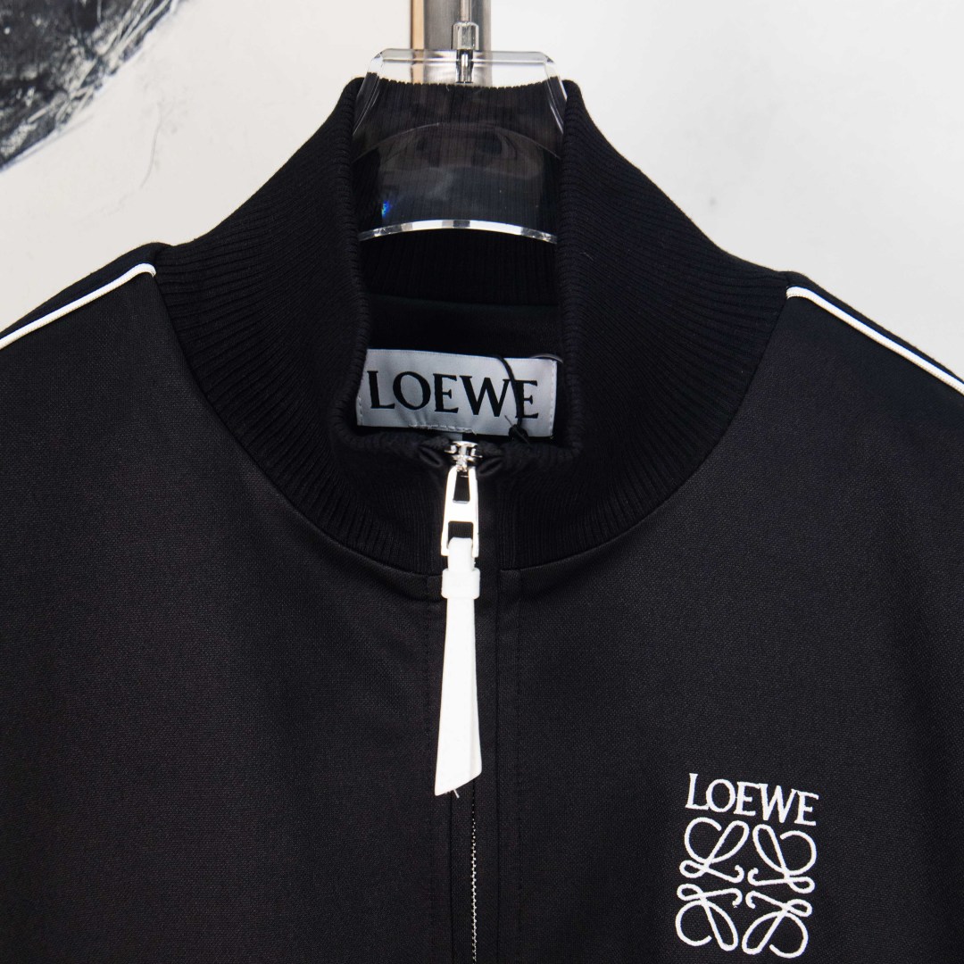 Loewe Chaqueta Deportiva con Cremallera y Bordado para Hombre - Elegancia Casual 3 cmp i1757119718070 2193 0 1